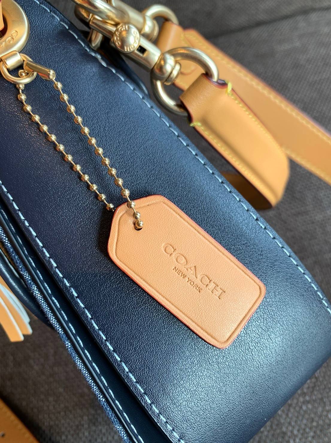 COACH KLEO IN SIGNATURE CHAMBRAY ((C8512)) / Kleo Shoulder Bag 23 In Signature Chambray 📣พร้อมส่งที่ไทย กับคอลเลคชั่นใหม่ล่าสุด ที่คุณต้องมี! สุดคุ้ม! กระเป๋าหิ้ว//ไคล้องไหล่//หรือสะพายข้างได้ วัสดุผ้า Chambray ทอลายแบรนด์ตัดขอบหนังแท้ได้สวยงามค่ะ