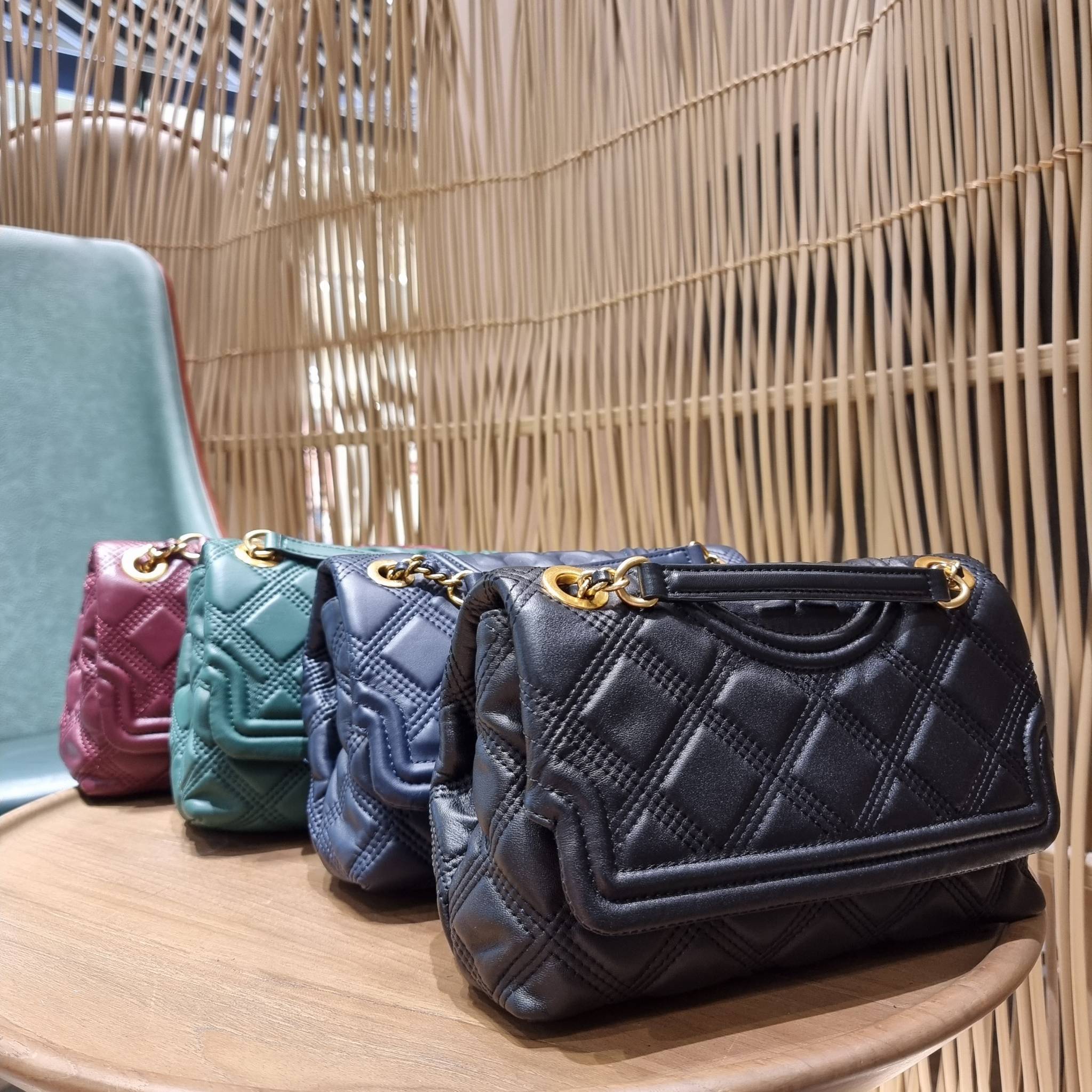 TORY BURCH FLEMING SOFT CONVERTIBLE SHOULDER BAG รุ่นหายากที่สาวๆตามหา มาพร้อมเสิร์ฟความสวยถึงบ้านไปเลยจ้า รอบนี้คัดสีสวยๆมาให้ได้ช้อปกันอย่างจุใจไปเลย กระเป๋าสะพายไหล่ หนังแท้นิ่มเต็มใบ สวยหรูดูแพง เปิด-ปิดด้วยตัวกดล็อคแน่นหนา สายสะพายในตัวปรับใช้ได้ 2 แ