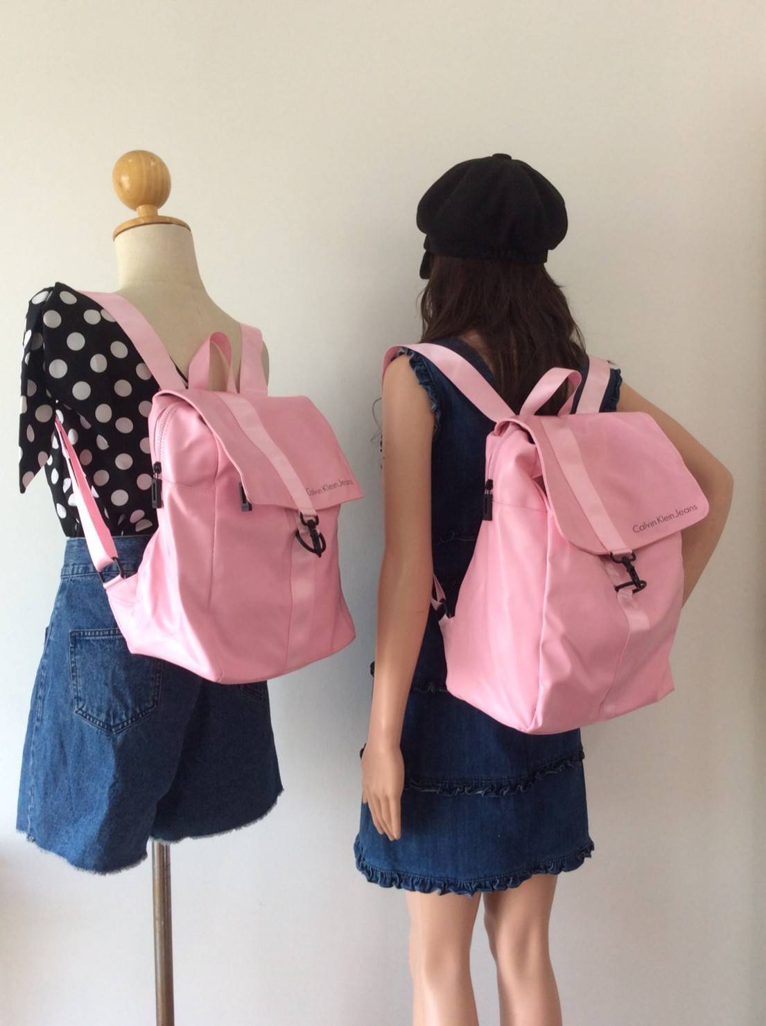 CALVIN KLEIN JEANS NYLON BACKPACK กระเป๋าสะพายเป้มี 2 size ให้เลือกตามการใช้งาน วัสดุ Nylon + Polyester 100% น้ำหนักเบา กันน้ำปานกลาง ด้านหน้าสกรีนโลโก้ Calvin Klein Jeans เปิดปิด 2 ชั้น ด้วยตัวล็อค เเละซิปเดียวด้าน ภายในกว้าง ใส่ A4, iPad หรือเสื้อผ้าได้