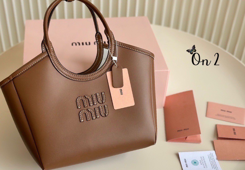 พร้อมส่ง 2 สี MIU MIU IVY LEATHER TOTE BAG กระเป๋าถือทรงโท้ทงานหนังเรียบเต็มใบ มีความยูนิค ใช้งานได้หลากหลายใช้ได้จริงสวยเรียบหรู จับแมตช์ง่าย สวยงาม