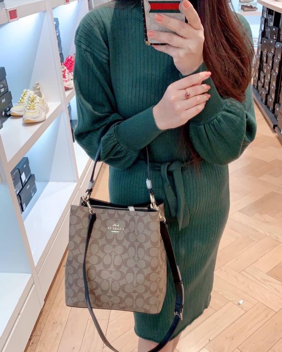 COACH 2312 SMALL TOWN BUCKET BAG IN SIGNATURE CANVAS รุ่นยอดนิยมใบเล็กมาครบสีแล้วจ้า กระเป๋าทรงบัคเก็ต สีผู้ดี๊ผู้ดี ตัวกระเป๋าดีไซน์คลาสสิคลายซี ดูโดดเด่น วัสดุหนังแคนวาสเคลือบลาย สวยคมทุกมุมจริงๆ!! เปิด-ปิดด้วยกระดุมแม่เหล็กทั้ง 2 ฝั่ง ภายในเป็นช่องโล่ง