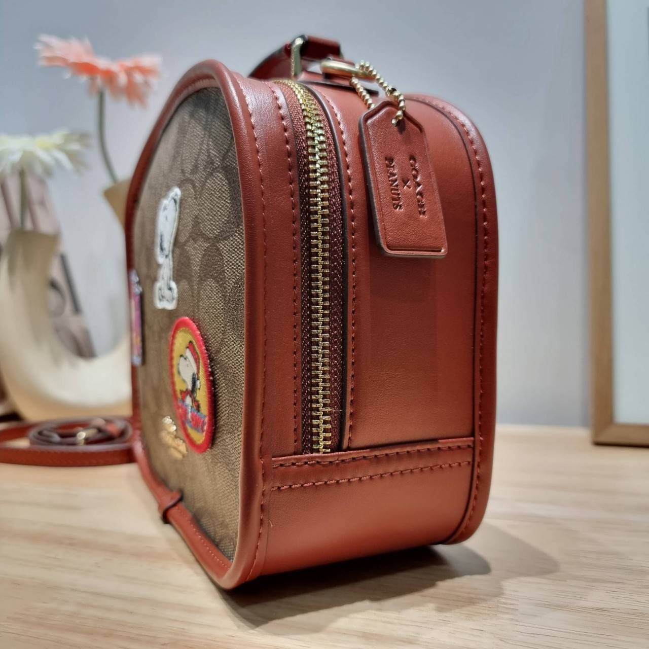 CE847 COACH x PEANUTS LUNCH PAIL IN SIGNATURE CANVAS WITH PATCHES คอลเลคชั่นใหม่ น่ารักน่าใช้ กับกระเป๋าสะพายสวยอยู่ทรง ดีไซน์ตกแต่งแพทช์ลวดลายการ์ตูนยอดฮิต