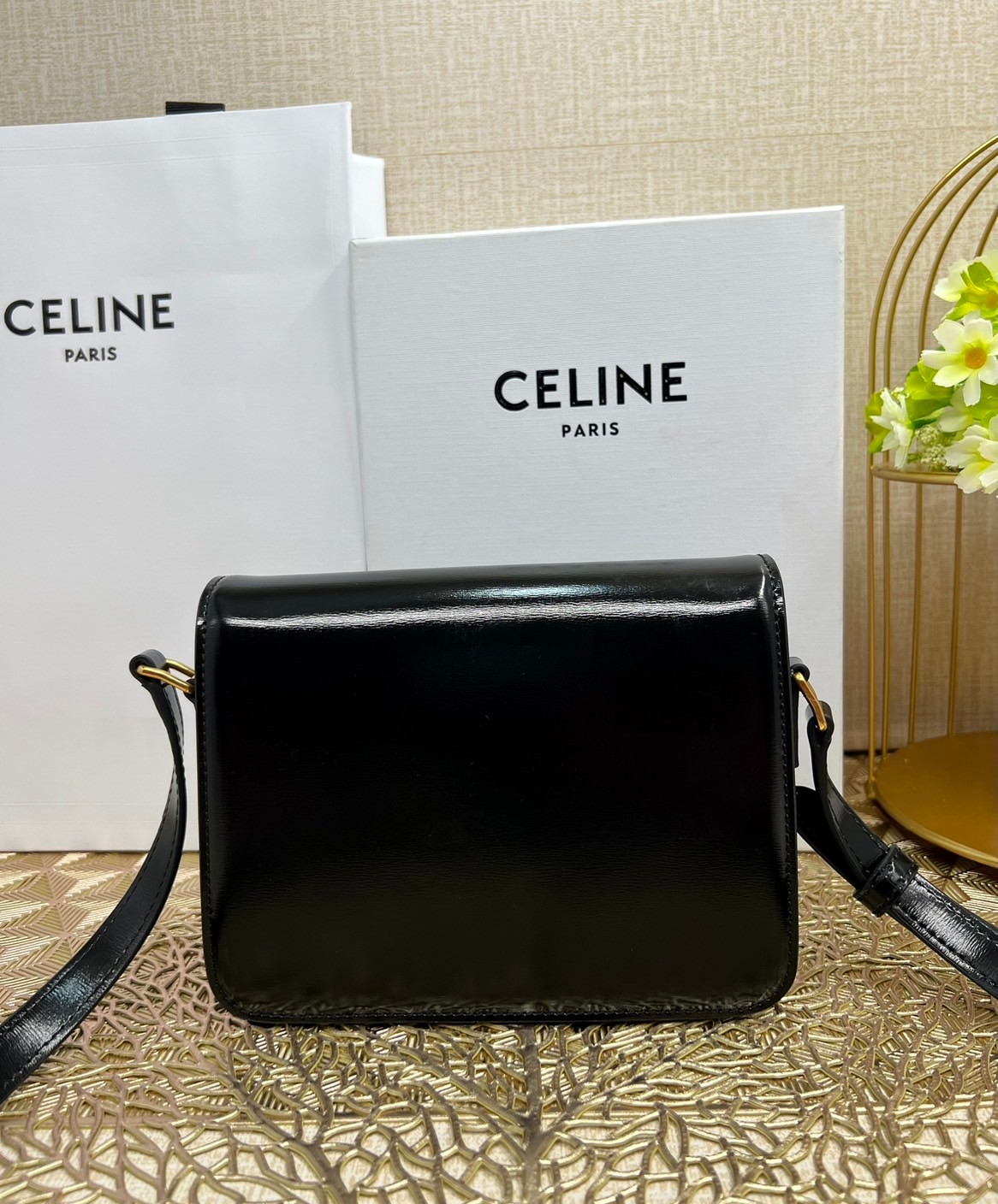 TEEN 18cm : CELINE TEEN TRIOMPHE BAG IN SHINY CALFSKIN / Celine Triomphe Bag / Celine Bag พร้อมส่ง 7 สี เกรดออริ 1:1 กระเป๋าแบรนด์หรูที่ควรมีแห่งปี รูปทรงสี่เหลี่ยมรุ่นฮอตฮิตของเหล่าดาราและเซเลบทั้งหลาย ดีไซต์เรียบหรู