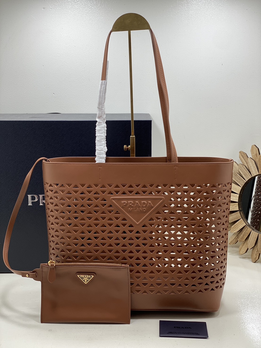 TOP ORI หนังแท้ | Prada Large perforated leather tote bag กระเป๋าทรงโท้ทใบใหญ่ ใจบางที่สุดกับคอลเลคชั่นนี้ ที่เพิ่มดีเทลความแพงด้วยการฉลุลวดลายรอบใบ ถักทอเป็นเส้นลายสานที่สวยงามมาก งานฝีมือจริงๆ