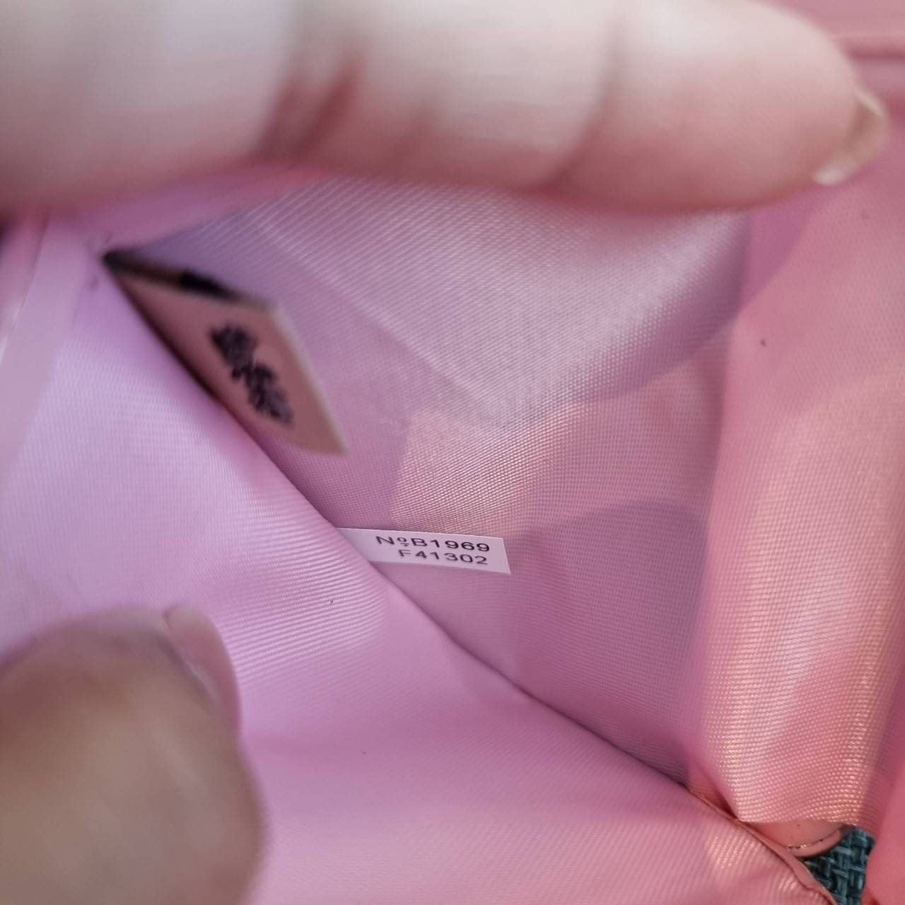 OUTLET 】COACH F41302 SMALL TRIFOLD WALLET IN SIGNATURE CANVAS สวยคลาสสิค พกพาง่าย ใบเล็กน่ารักน่าใช้ ต้องยกให้ใบนี้จ้า 💗💋 ตอบโจทย์คนชอบพกน้อยที่สุด!! กระเป๋าสตางค์ใบสั้นหนังแคนวาสเคลือบคุณภาพดี ภายในเป็นหนังแท้ ใส่บัตร ใส่ธนบัตรได้ทุกชนิด 