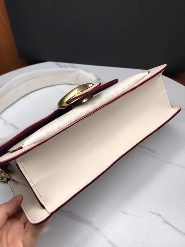 COACH TABBY SHOULDER BAG 26 พร้อมส่งที่ไทยอีกครั้งค่ะ!! กระเป๋าหิ้ว//คล้องไหล่//สะพายข้างได้ สุดคุ้ม! หนังแท้เรียบคลาสสิคเพิ่มความหรูเข้ามาค่ะ ด้านหน้ามีอะไหล่แบรนด์ตัวใหญ่โดดเด่น เปิดปิดกระเป๋าแบบกระดุมแม่เหล็ก ภายในมีช่องหลักใส่ของ2ช่อง;สามารถใส่กระเป๋า