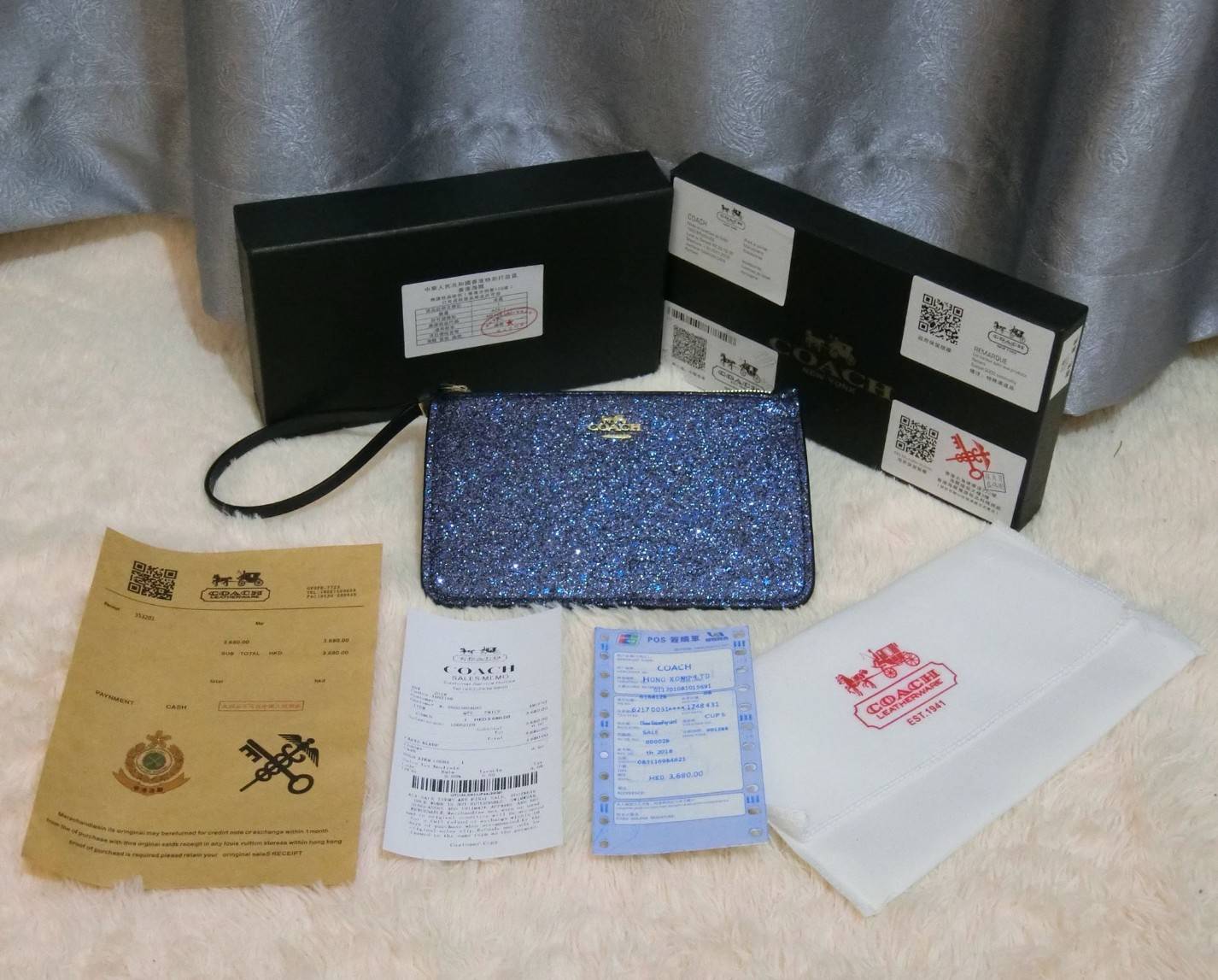 Coach Star Glitter Corner Zip Wristlet / FACTORY HK กระเป๋าคล้องมือทรงคลัช ตัวกระเป๋าตกแต่งกริ๊ตเตอร์ ด้านหน้าติดอะไหล่แบรนด์ สวยหรู เปิดปิดด้วยซิป ด้านในบุผ้ากำหยี่สามารถใส่โทรศัพท์มือถือได้ทุกรุ่น มาพร้อมสายคล้องมือ 1เส้น MUST HAVE!!