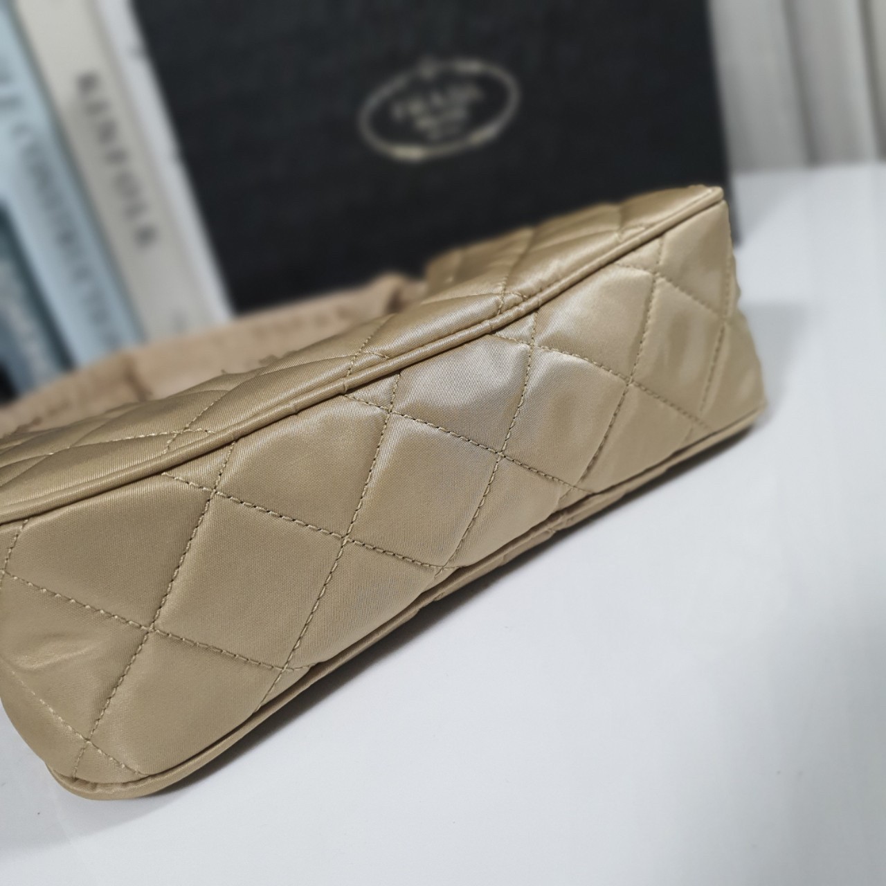 PRADA HOBO triangle motif padded bag รุ่นใหม่ล่าสุด!! PRADA NYLON HANDBAGS ขนาดกะทัดรัด อะไหล่ทอง วัสดุทำจากผ้าNylon ลายตาราง อย่างหนา อยู่ทรง กันน้ำได้ หายห่วงคะ