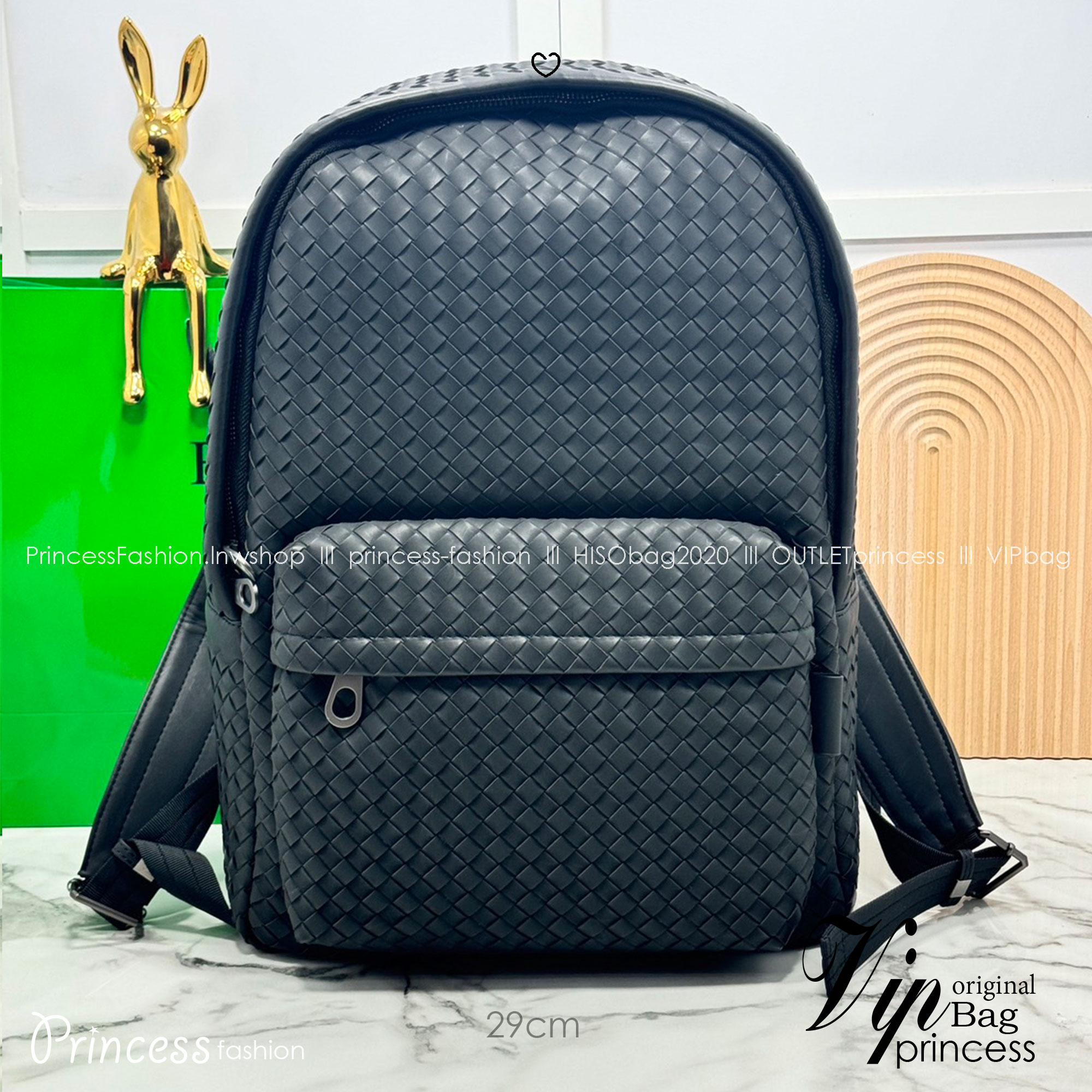 31cm Bottega Shadow Signature Backpack / Bottega Backpack กระเป๋าเป้ กระเป๋าสะพายหลัง โดดเด่นด้วยงานสานตารางสวยคลาสสิคเรียบหรูเป็นเอกลักษณ์ ดีไซน์เรียบง่าย แต่ดูแพง กิมมิคที่ใครๆก็อยากเป็นเจ้าของ