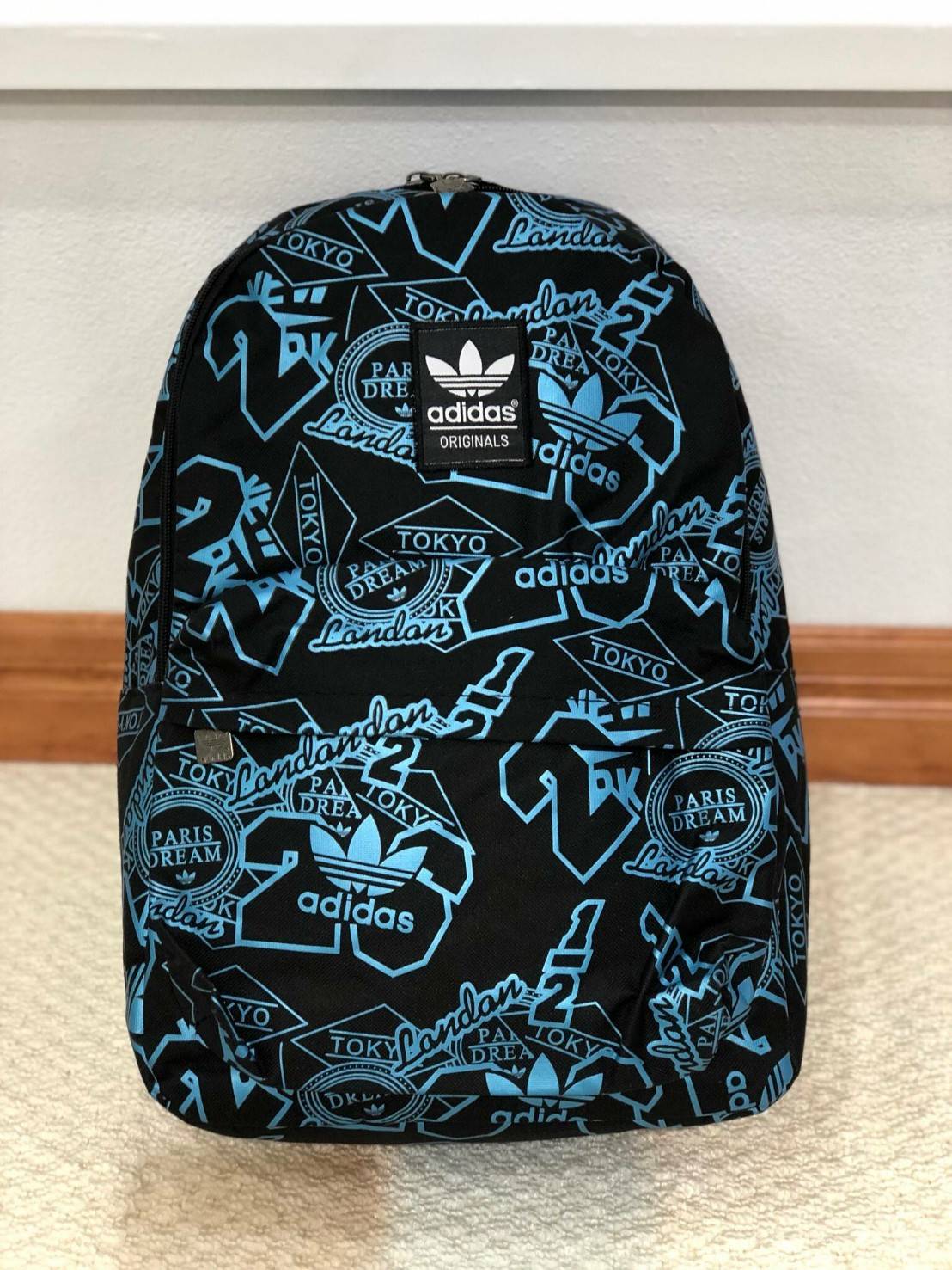 Adidas Backpack มีช่องสำหรับใส่ Notebook , Tablet ในตัวกระเป๋า สายเป้ และด้านหลังบุผ้าตาข่ายนุ่ม รองรับหลัง รูปแบบสวยทันสมัย รองรับทุกการใช้งาน เป็นกระเป๋าเป้นักเรียน-เป้กีฬา-สะพายเที่ยวชิลๆเลยค้า