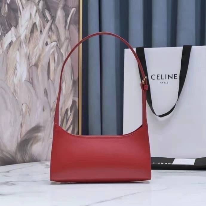 หนังแท้ CELINE SHOULDER BAG CUIR TRIOMPHE IN SMOOTH CALFSKIN ภาพสินค้าถ่ายจากงานขายจริง ใช้งานต่างประเทศได้