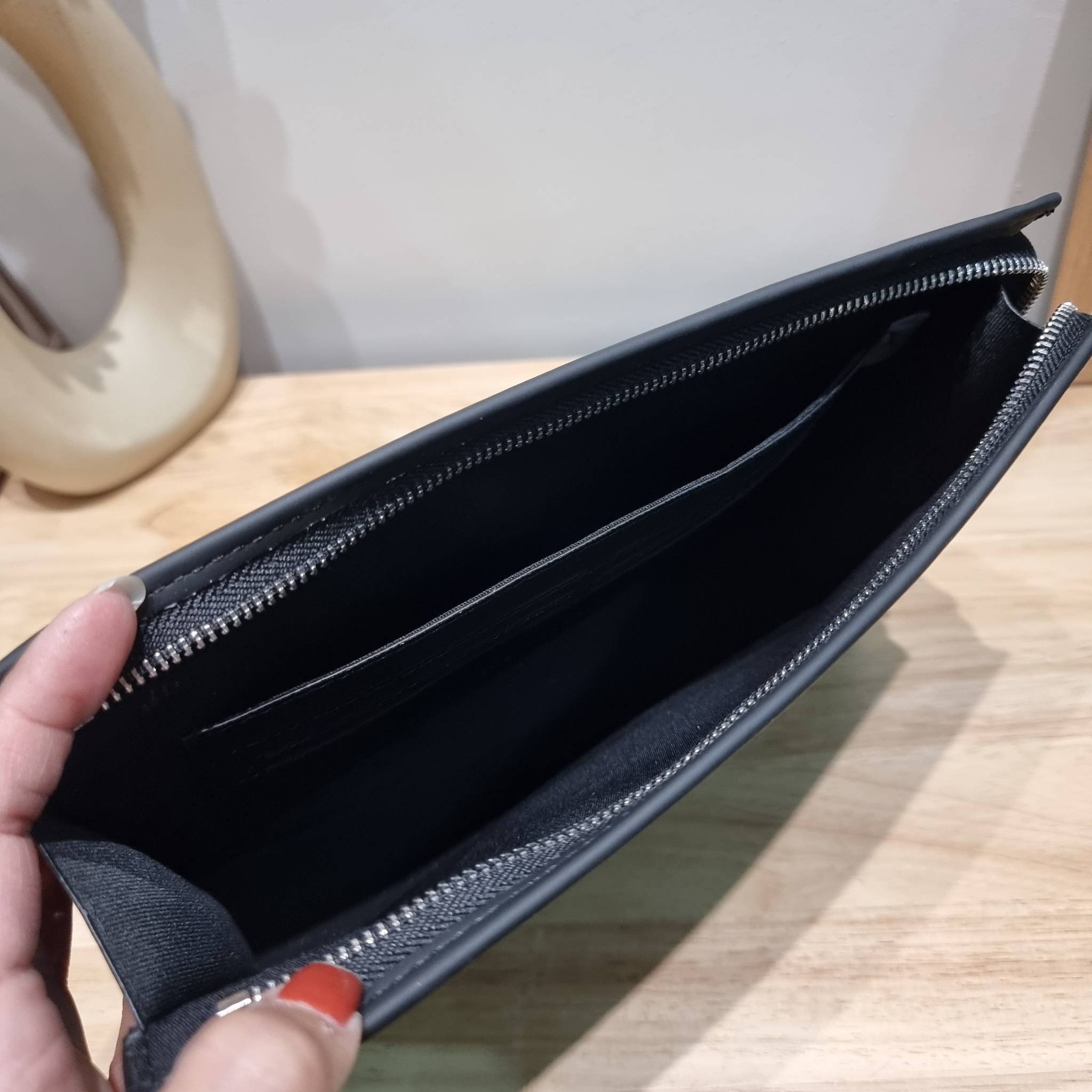 LV POCHETTE VOYAGE SET BAG / LV gift box สุดยอดไอเท็มใน box set ที่เหมาะแก่การเก็บสะสม หรือจะส่งให้เป็นของขวัญในช่วงปีใหม่ก็ดีงามที่สุด จัดให้ทั้งกระเป๋าคลัทช์สีคลาสสิค กระเป๋าเก็บกุญแจ ที่จัดสรรให้พกพาได้ง่ายไม่เกะกะ และเข็มขัดเข้าเซ็ทคุมโทนได้ดีเยี่ยม แ