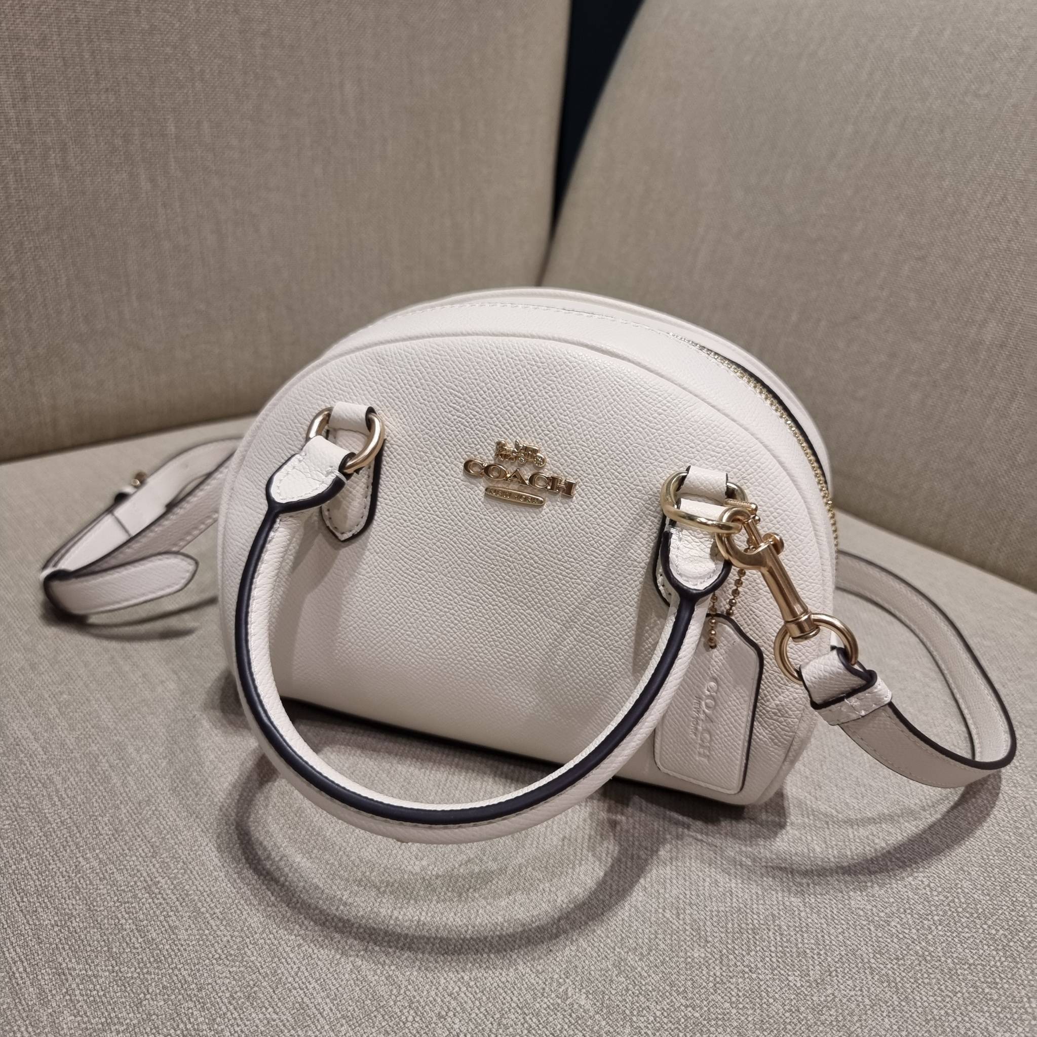 COACH SYDNEY SATCHEL BAG CA202 CA591 CB596 ใหม่ล่าสุด กับคอลที่สาวๆต้องหลงรัก กระเป๋าสะพายทรง satchel ที่มีรูปทรงดึงดูดสายตา สวยแรกเห็น วัสดุหนัง crossgrain พร้อมหูจับในตัว เปิด-ปิดด้วยซิป ภายในโล่งกว้าง ขนาดกำลังดี มีสายครอสให้ ปรับได้ตามชอบ ใบจริงลูกคุณ