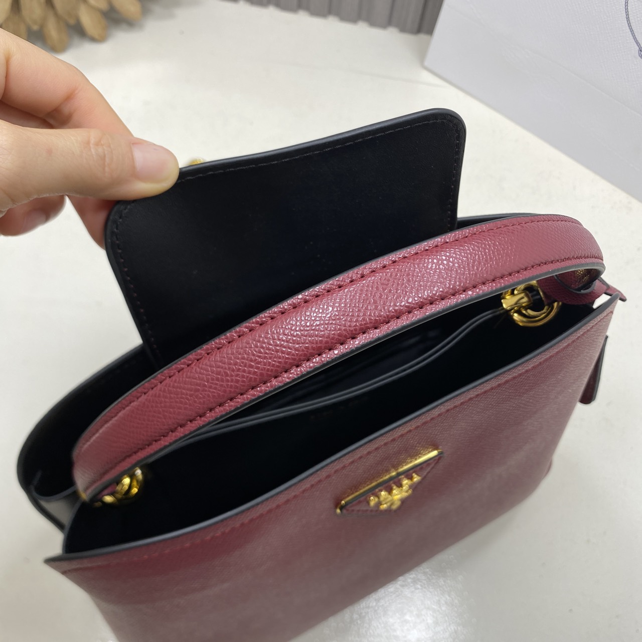 ORI หนังแท้ | Prada Matinee Medium Saffiano Leather Bag 28cm กระเป๋าสะพายทรงโฮโบสวยหรู ดีไซน์เรียบหรูตามแบบฉบับแบรนด์ ยังคงความเรียบแต่มากไว้อย่างหรูหราลงตัว ใช้งานได้หลากหลายโอกาส