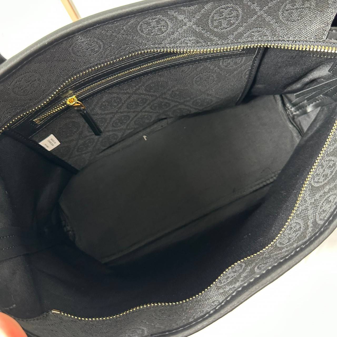 TORY BURCH T MONOGRAM SMALL ZIP TOTE (ใบเล็ก) กระเป๋าทรงโท้ทพร้อมกระเป๋าใบเล็ก วัสดุผ้าแจ็คการ์ดตัดขอบหนัง