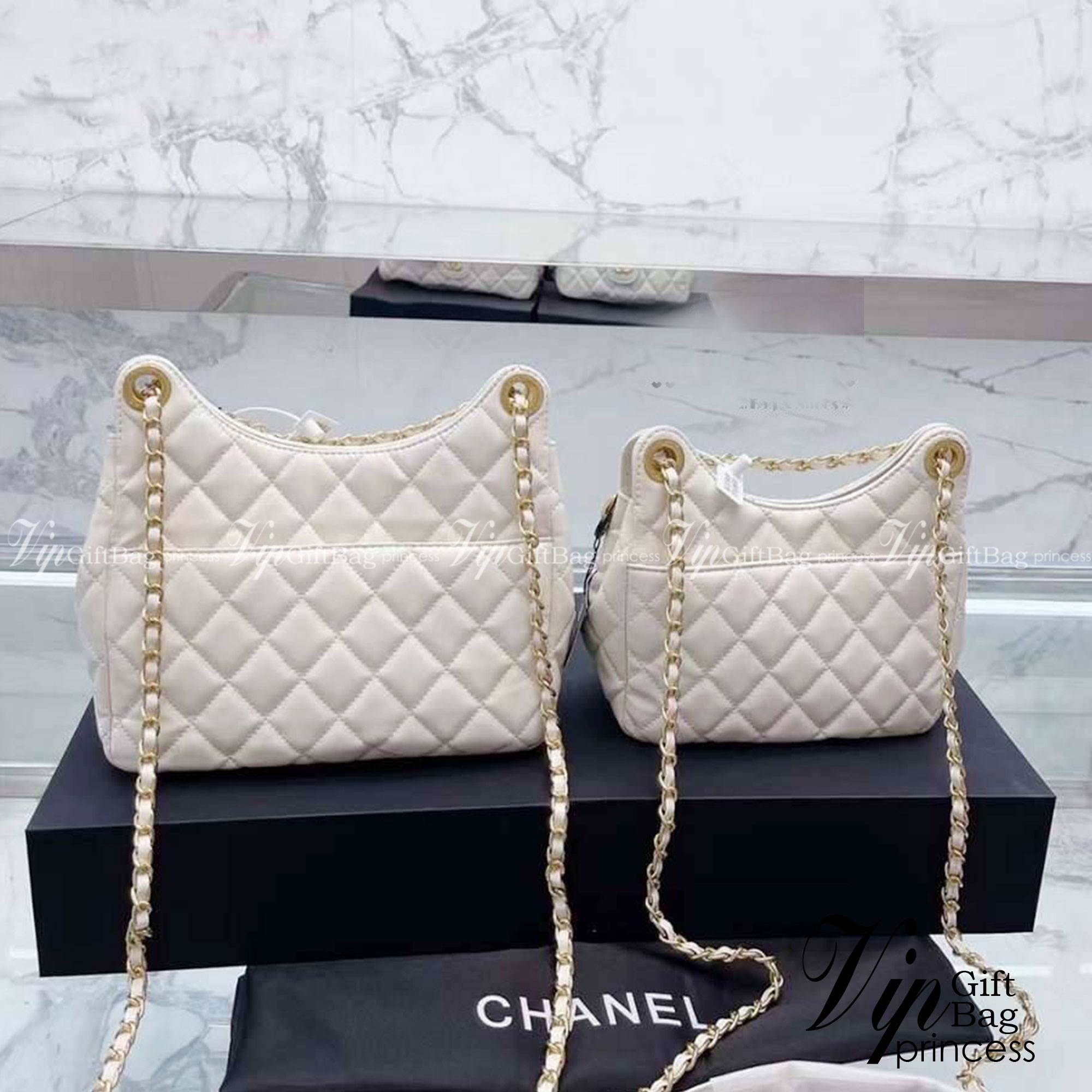 CHANEL SMALL HOBO BAG ใหม่ล่าสุดก่อนใคร กับคอลใหม่ลุคลูกคุณยอดฮิต Shiny Crumpled Calfskin & Gold-Tone Metal ตอบโจทย์ได้ทุกลุค ทุกไลฟ์สไตล์ ใช้งานได้ง่ายคล่องตัว กับกระเป๋าสะพายข้าง ปรับเปลี่ยนการใช้งานได้หลากหลาย ภายในเป็นช่องโล่ง สะพายไปเที่ยว ทำงาน ออกเ