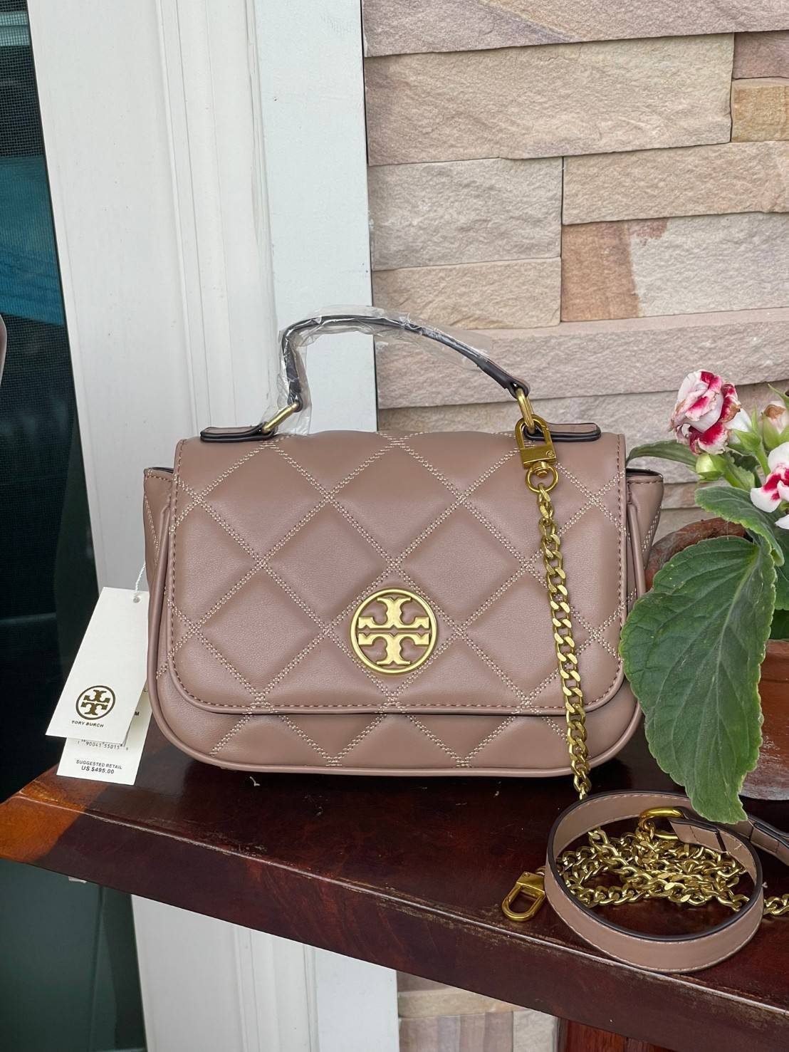Tory burch crossbody and mini top handle Bag กระเป๋าถือที่มีดีไซน์แสนจะธรรมดาแต่ให้ลุดสุดชิด โดยลวดลายการเดินด้ายกระเป๋าที่มีรสนิยมดูแล้วคลาสสิค ตัวกระดุมของกระเป๋าเปิด-ปิดได้ง่าย หนังมีความนิ่ม จะถือก็ให้ความเก๋ได้อีกแบบ เหมาะกับการไปเที่ยวทั้งในวันสบาย