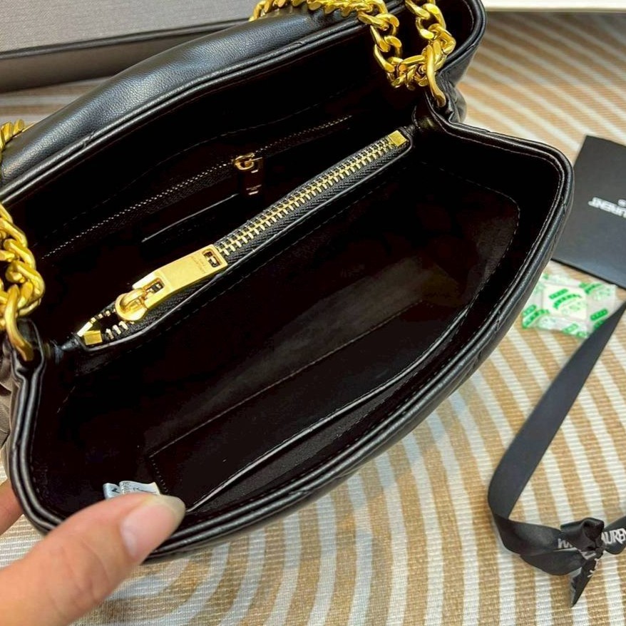 YSL LOULOU Mini Bag กระเป๋าสะพายทรงสวยสุดหรูทรงสวยคลาสสิก รุ่นขายดี ใช้ได้บ่อยไม่มีเบื่อ ดีไซน์เรียบหรู ออกแบบมาให้ใช้งานได้สะดวกด้วยกระดุมแม่เหล็ก