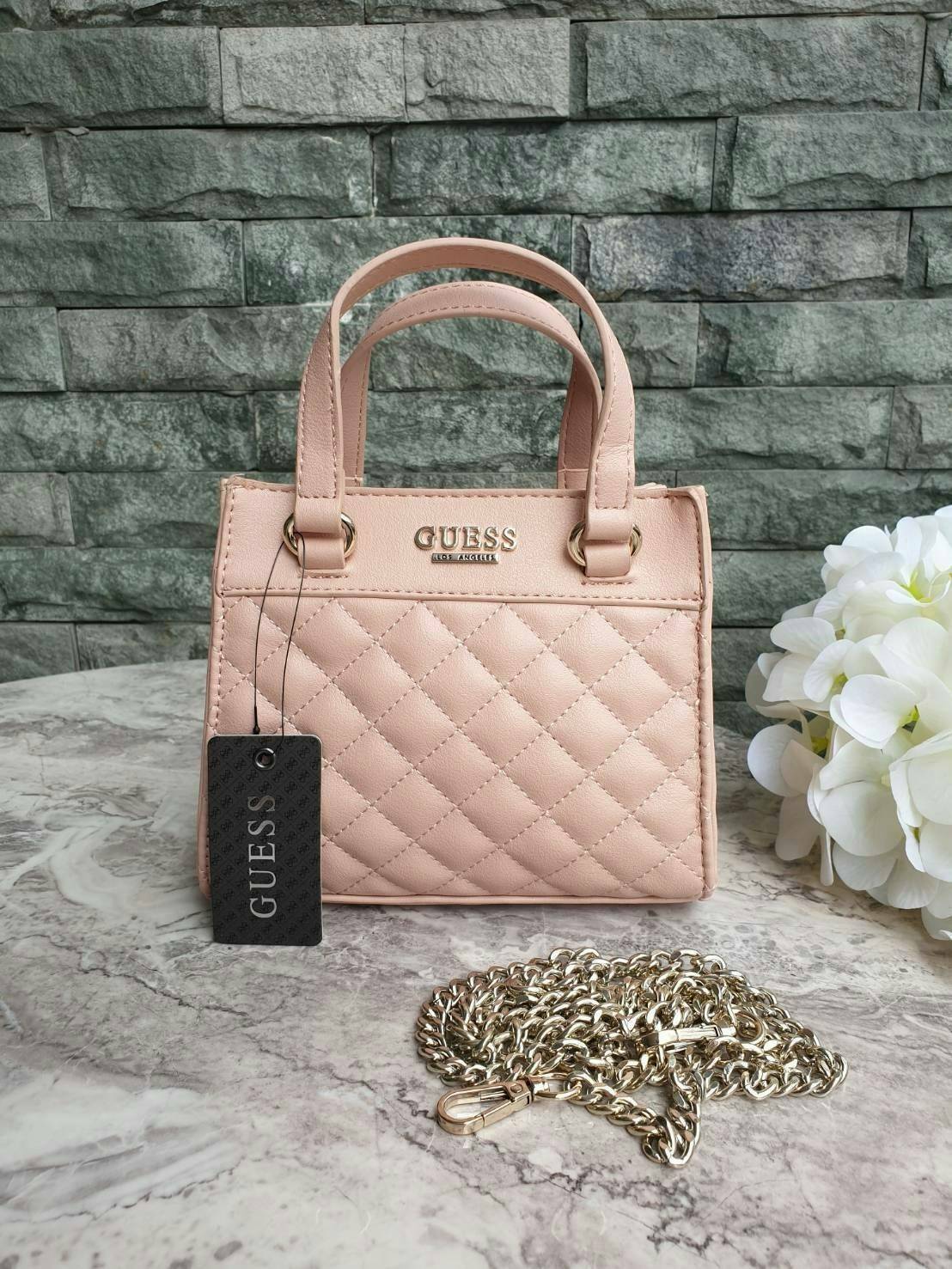 GUESS TAYLOR MINI SATCHEL CROSSBODY BAG กระเป๋าสะพายใบเล็ก สไตล์ สวยหรู คุณหนู ไฮโซ น่ารักมากๆ วัสดุหนังpu เย็บลายตาราง หนังนิ่ม จับนุ่มมือ และ ลายทาง หนัง saffiano ตั้งอยู่ทรง แบบน่ารักไม่ซ้ำใคร ด้านหน้าประดับโลโก้แบรนด์ อะไหล่ทอง มาพร้อมสายโซ่ ถอดออกได้