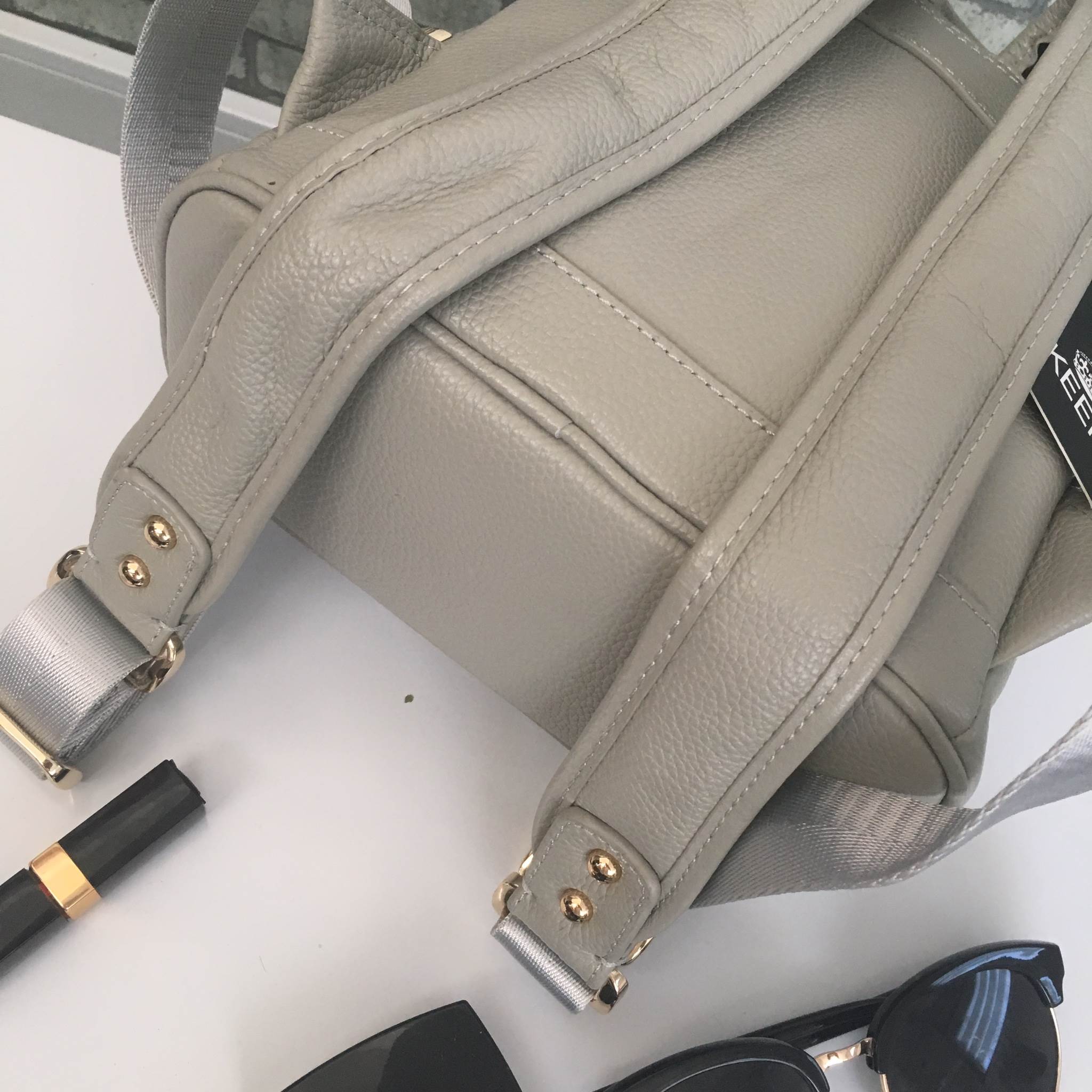 รุ่นใหม่ล่าสุดเลย ห้ามพลาดน๊า !!! งานหนังแท้ ทางร้านได้ รุ่นสุด Chic ทรง mini mini น่ารักๆ จากแบรนด์ KEEP มาฝากคะ กระเป๋า หนังแท้เนื้อดี ลายหนังชัด ทนทานคะ น้ำหนักเบา ดีไซด์ ทันสมัย เข้าได้กับทุกชุด สายสะพายเป็นหนังมีอัดแผ่นรองเพิ่มความนิ่มเวลาสะพายคะ ด้า