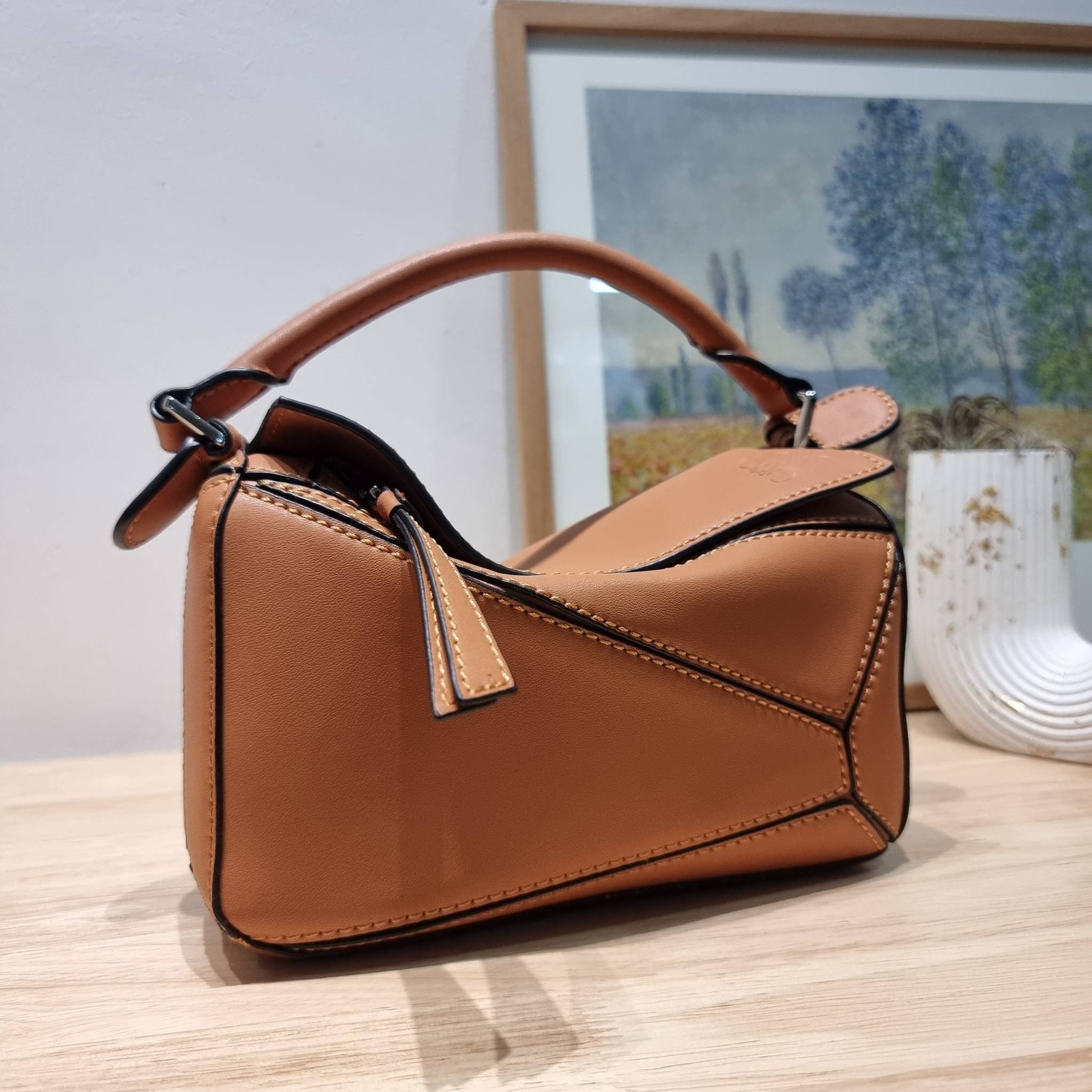 LOEWE MINI PUZZLE BAG IN CLASSIC สุดยอดแบรนด์ที่ดีไซน์เป็นเอกลักษณ์ โดดเด่น สวยหรู กับกระเป๋าสะพายข้างทรงกล่อง ไซส์มินิ สไตล์พัซเซิล