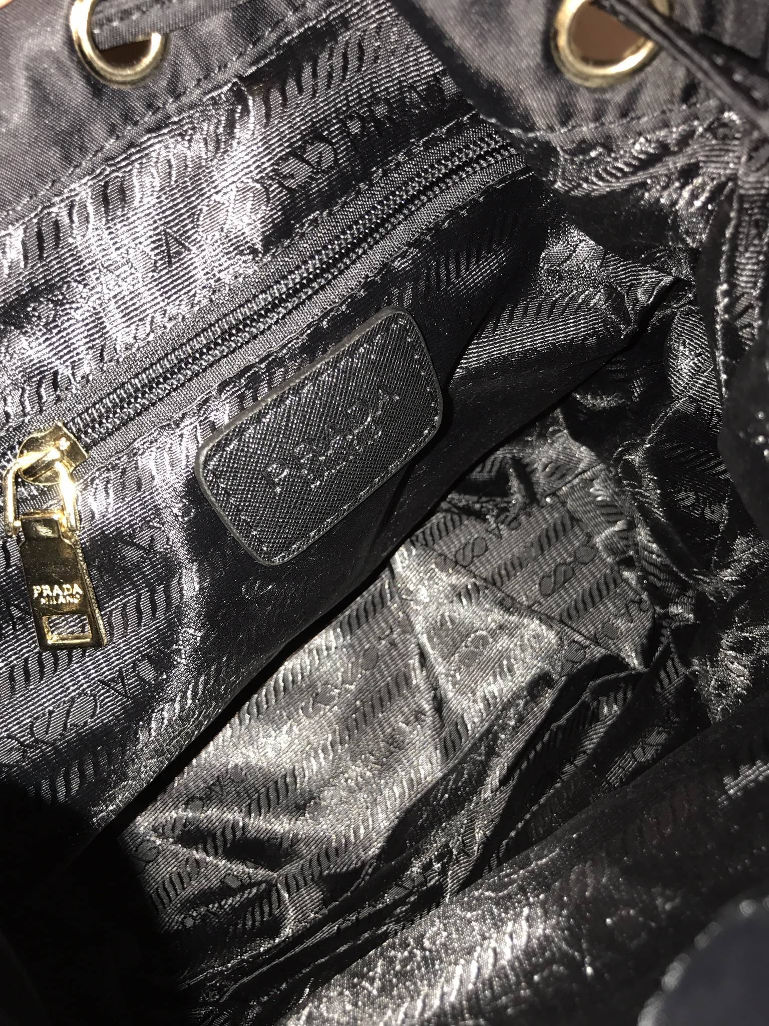 งานมินิน่ารัก🌸🌼 เข้าแล้วคะ งานพรีเมี่ยมกิ้ฟ จากเคาเตอร์ต่างประเทศคะ มาฝาก จากแบรนด์ PRADA **premiumgift ค่า เป็นกระเป๋าผ้า nylon silk **ไซส์มินิ เนื้อหนาซับในอย่างดี จุดเด่นคือ กระเป๋าสามารถ ปรับ ได้ 2 ทรงคือ ผูกเชือกกระเป๋า หรือ ดึงเชือกป