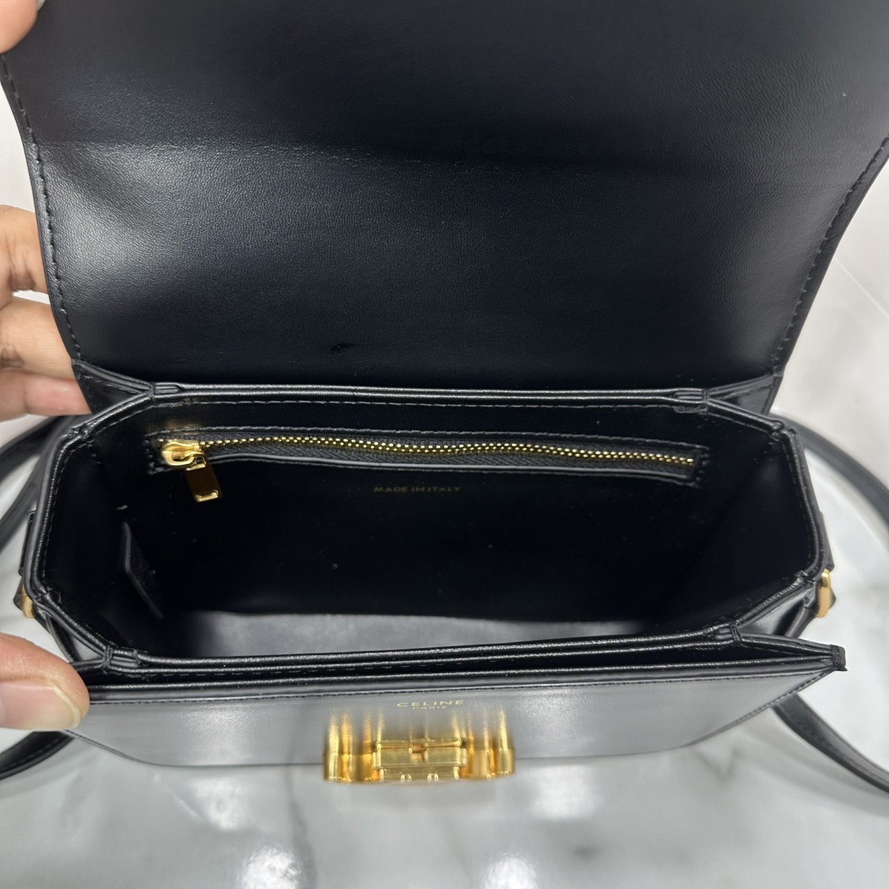 ORI หนังแท้ | 7" CELINE TRIOMPHE TEEN BAG in glossy leather กระเป๋าสะพายรุ่นยอดนิยม ถ่ายทอดให้เห็นถึงแก่นแท้ของสไตล์แบบ CELINE งานหนังเรียบเงาสวยหรูหรา