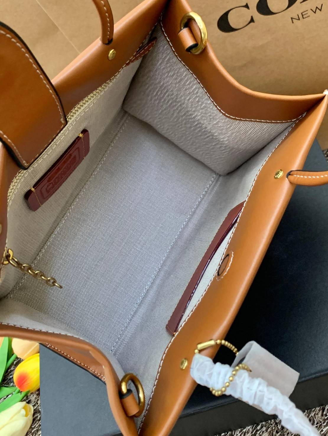 สินค้าออกใหม่ยังไม่ช้อปเข้าไทยจ้าา พร้อมส่งที่นี่ที่เดียว แค่สายสะพายก็คุ้มแล้วจ้าา! COACH CASHIN CARRY TOTE ((C8544)) พร้อมส่งที่ไทย สวยก่อนใครรับสงกรานต์นี้ค่าา! กระเป๋าทรงTote หนังแท้เรียบ นิ่มสวยงามค่ะ