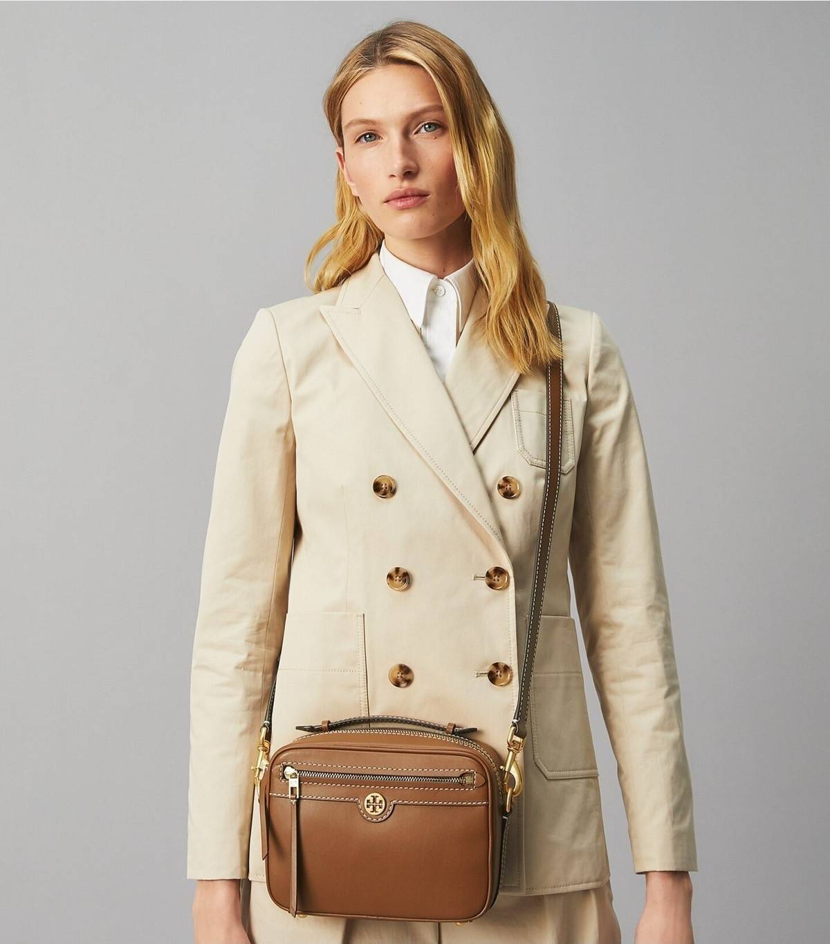 TORY BURCH T MONOGRAM JACQUARD CAMERA BAG กระเป๋าสะพาย Crossbody วัสดุหนังวัวแท้ การออกแบบเรียบง่าย ยังคงความหรูหราเอาไว้ โดดเด่นด้วยลวดลาย T Monogram มาพร้อมสายสะพายยาวแบบสปอร์ต ถอดออกได้ สายปรับระดับได้ ตอบสนองการใช้งานได้ดี มีหูหิ้วด้านบนสามารถใช้งานได