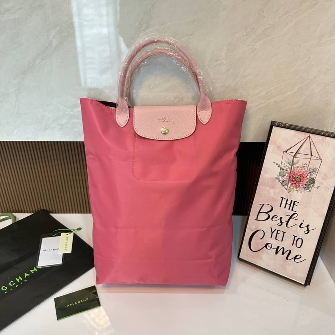 LONGCHAMP LE PLIAGE RE-PLAY TOP HANDLE BAG สินค้ารุ่นลิมิเต็ด collection สุดปัง ซื้อใบเดียวเหมือนได้2 ใบ กระเป๋าสะพายแนวตั้งที่กว้างขวาง มีเอกลักษณ์เฉพาะตัวแต่มีดีไซน์ที่น่าดึงดูด