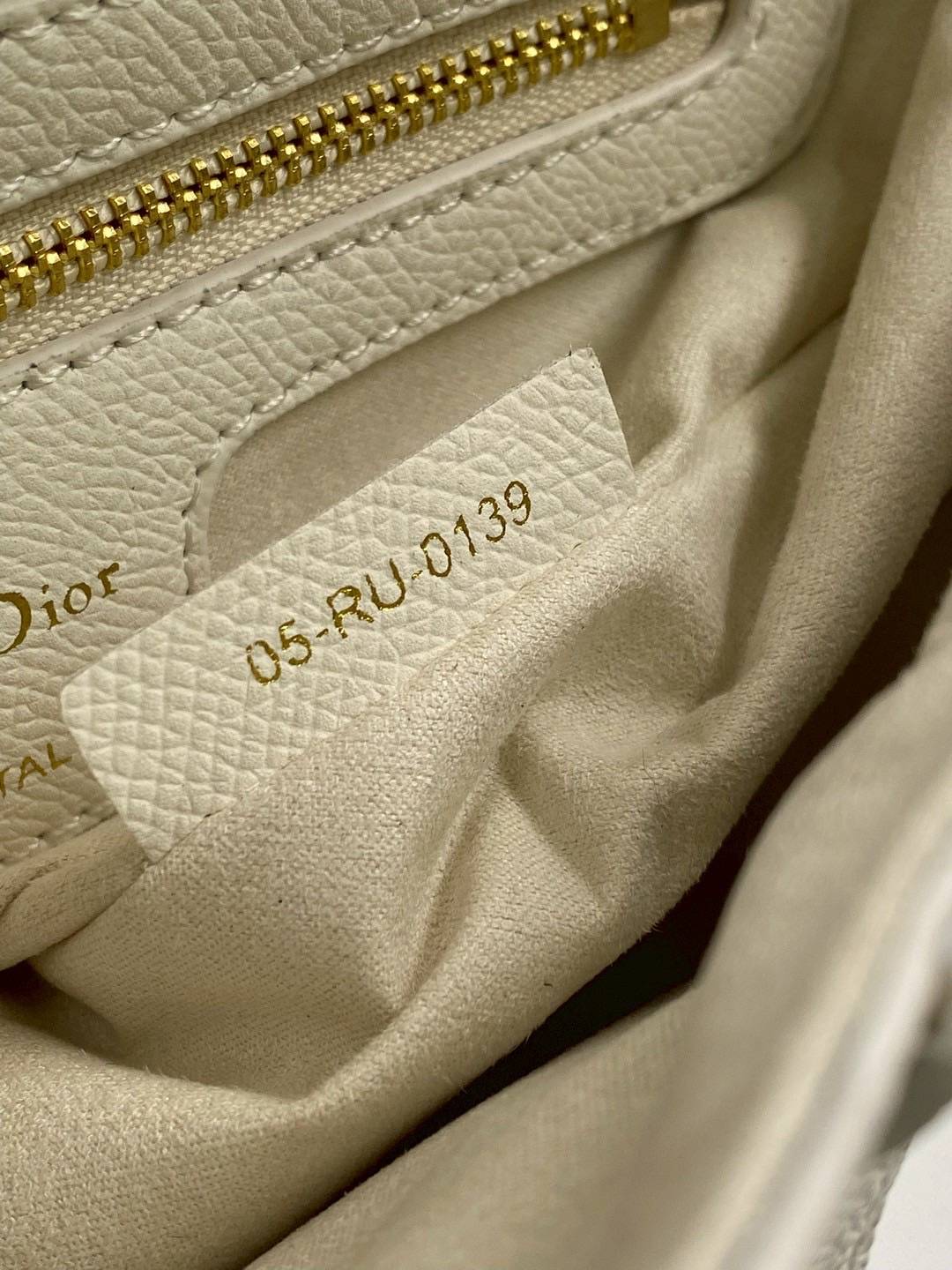 ORI หนังแท้ | DIOR Saddle Bag with Strap Grained Leather กระเป๋าถือ/สะพายทรงอานม้า รุ่นยอดนิยมที่มีเอกลักษณ์สวยงามเหนือกาลเวลา ลูกเล่นห้อยด้วยตัวอักษร D ตรงหูหิ้วมีกิมมิค CD สวยหรูดูแพง