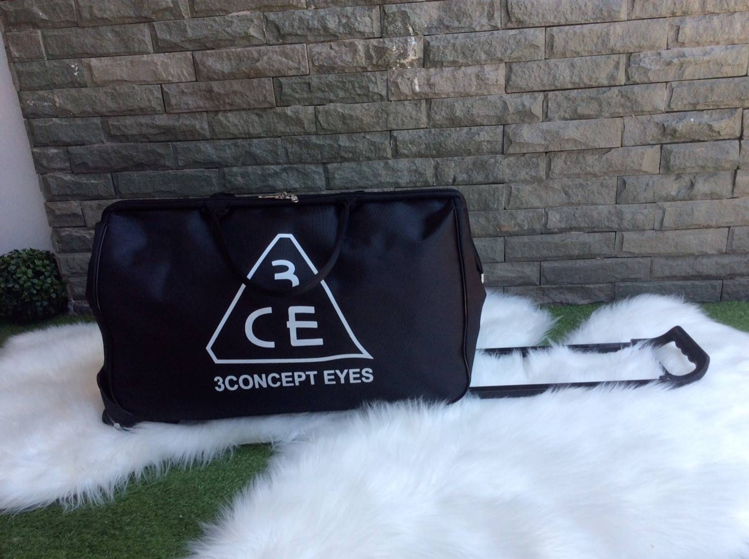 กระเป๋าเดินทางล้อลาก **3cebag เข้าแล้วจ้ารุ่นนี้สั่งทำพิเศษ เอาใจลูกค้า ต้องไปท่องเที่ยวบ่อย คันชักสั่งตรงจาฮ่องกง งานเป๊ะ หัวซิปนำกุญแจมาล็อคได้ ตัดเย็บโดยช่างคุณภาพ ซิปรูดลื่นมากๆ น้ำหนักเบา เหมาะกับไปเที่ยวหลายๆวัน นำติดตัวขึ้นเครื่องได้ วัสดุไนลอน ผสม