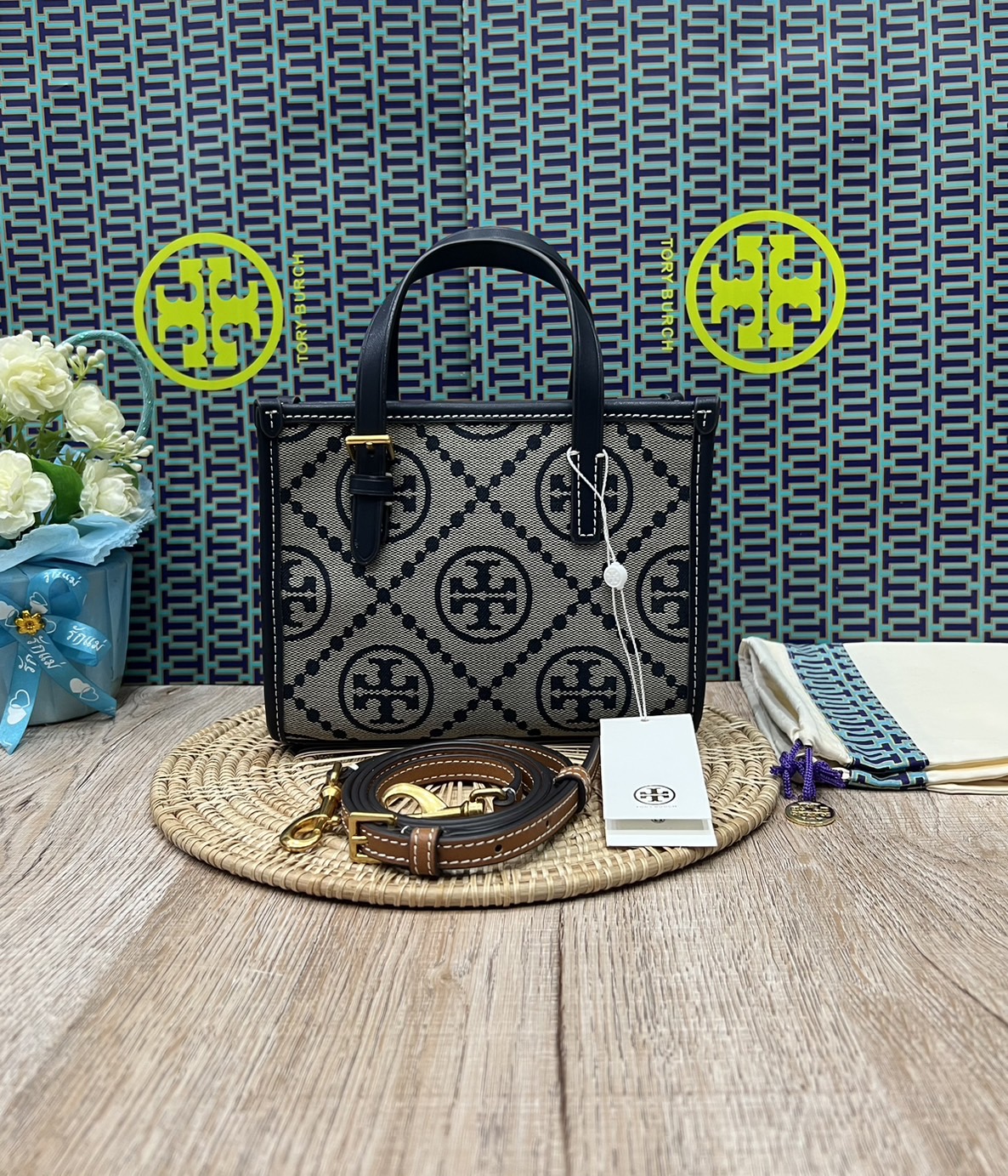 Tory Burch Mini T Monogram Square Tote / TORY BURCH Shopper Tote Bag 19cm ใบเล็ก กระเป๋าทรงโท้ท รุ่นใหม่ Square Tote ตกแต่งขอบด้วยหนังหรู มาพร้อมช่องเก็บของที่จุของได้มากมาย และสายจับกระเป๋าที่สามารถสะพายขึ้นไหล่ เหมาะสำหรับการใช้งานหลากหลายรูปแบบ รังสรรค