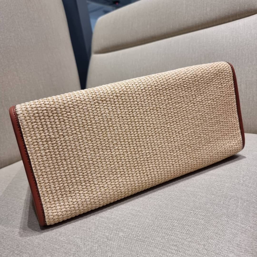 VIP 🥂 LV RAFFIA TOTE BAG ไอเท็มเอ็กซ์คลูซีพใหม่ล่าสุดก่อนใคร กระเป๋าสะพายใบใหญ่รุ่นลิมิเต็ด หายาก ด้วยวัสดุสังเคราห์จากธรรมชาติ สานเต็มใบออกมาเป็นลวดลายสวยงาม และยังโดดเด่นด้วยโลโก้ สีโทนอุ่น ทำให้ไอเท็มนี้ ดูดีน่าค้นหา ด้วยทรงโท้ทที่ทำให้สามารถจั