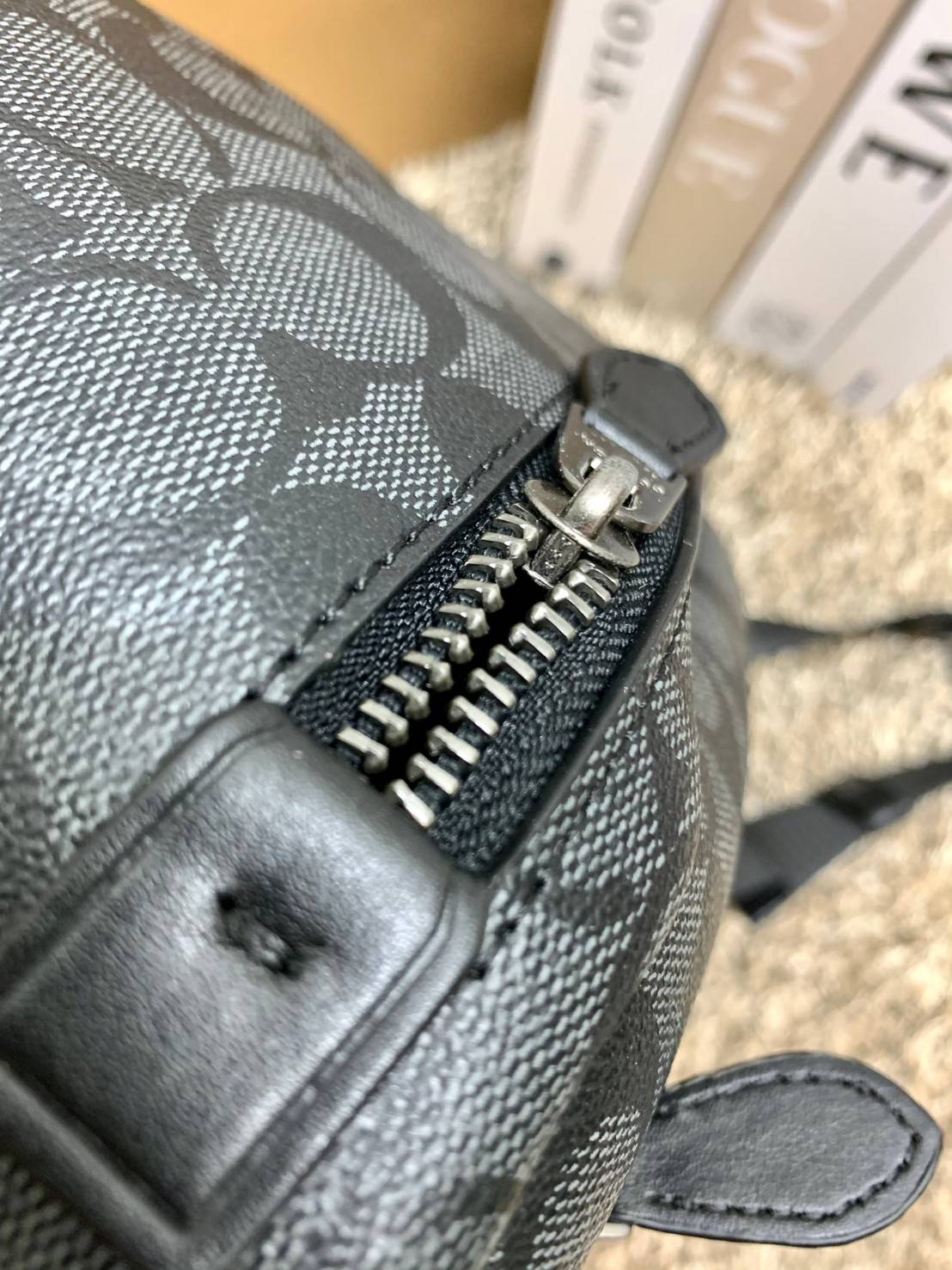 ใช้ได้ทั้งชาย//หญิงค่ะ COACH GRADE BELT BAG((c1411//c1413)) พร้อมส่งค่ะ! กระเป๋าคาดอก//คาดเอวได้ หนังแท้นิ่มสวยงาม ใบกลางๆกำลังดีทีเดียวค่ะ มี2ช่องซิปหน้า-หลัง ช่องกว้าง ใส่ของจำเป็นได้ครบนะคะและมีช่องเล็กให้ใส่ของจุกจิกค่ะ สายคาดยาว เลื่อนปรับได้ฟรีไซด์เ