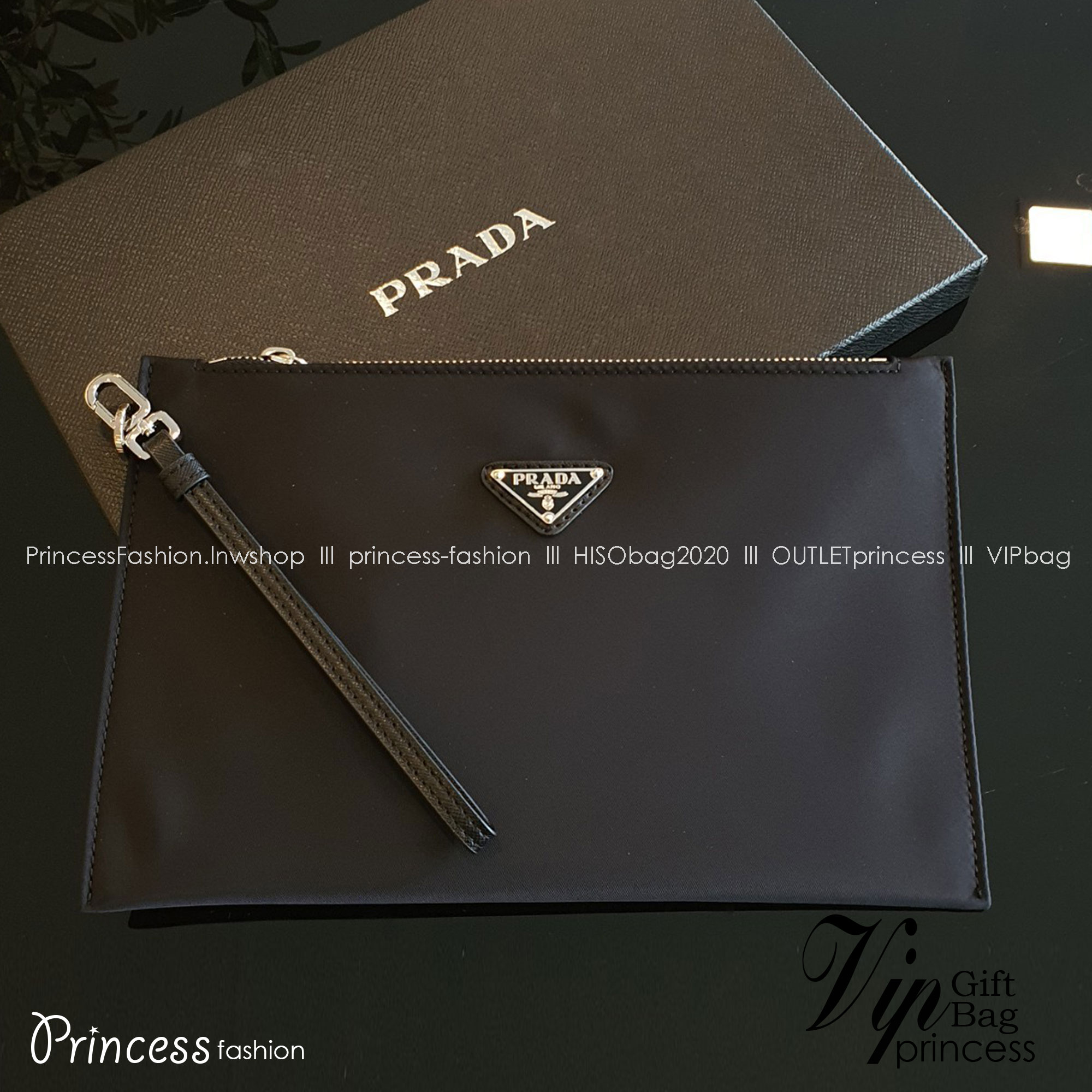 PRADA Clutch Bag / Prada Re-Nylon Logo-Plaque Clutch Bag - Black รุ่นใหม่พร้อมส่ง! กระเป๋าคลัชต์ กระเป๋าคล้องมือ แบรนด์ Prada อีกรุ่นที่ขนาดกำลังน่ารัก ตัวกระเป๋า เป็น Nylon เต็มใบ กันน้ำ