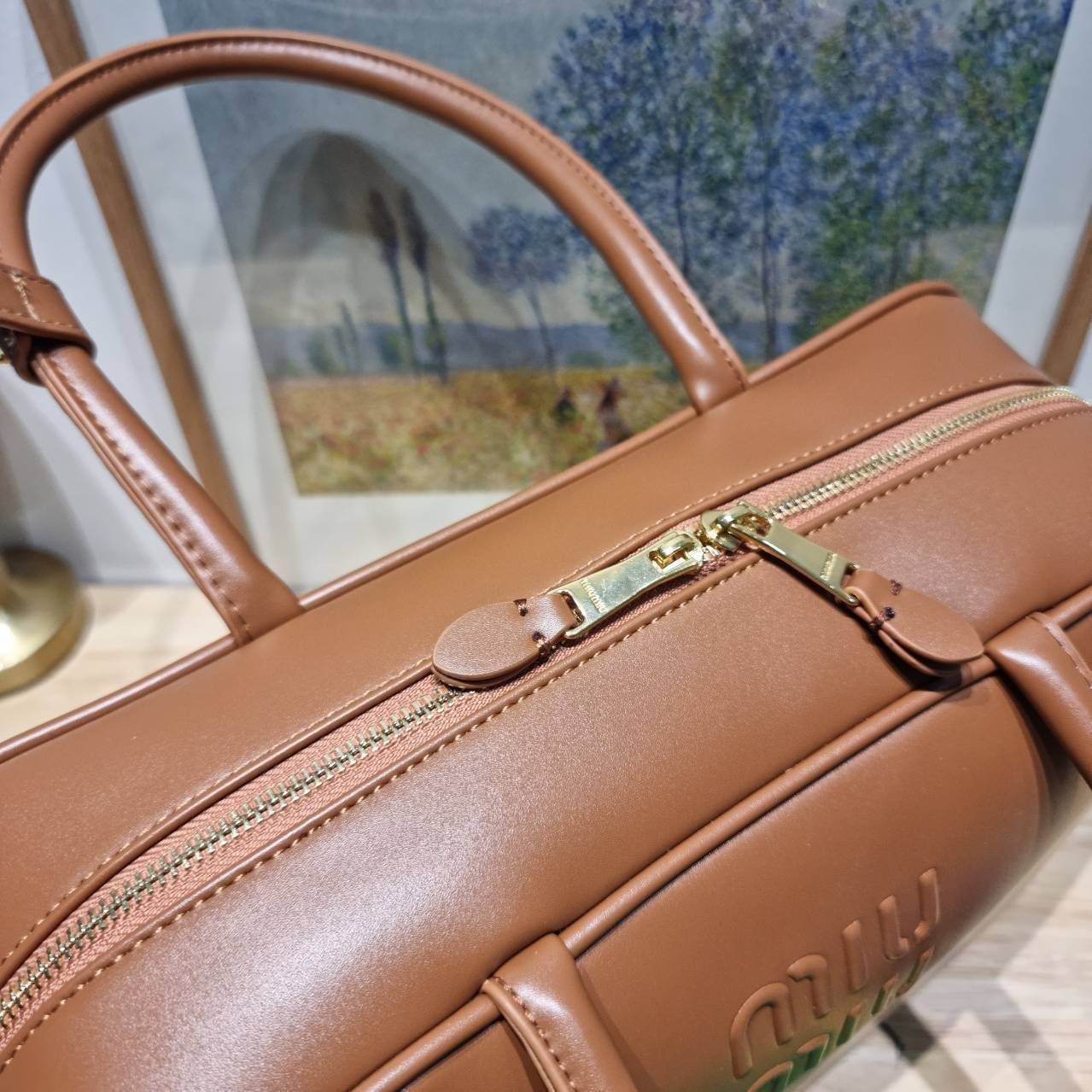 MIU MIU LEATHER BEAU BAG กระเป๋าถือรุ่นสุดจึ้ง ที่ไม่มีตอนนี้คือพลาด ดีไซน์เรียบแต่มากมีอยู่จริง สวยดูแพง หูจับในตัวง่ายและสะดวกพกพา เพียงแค่คล้องไหล่ ขนาดใหญ่จุของได้แบบสบายๆ