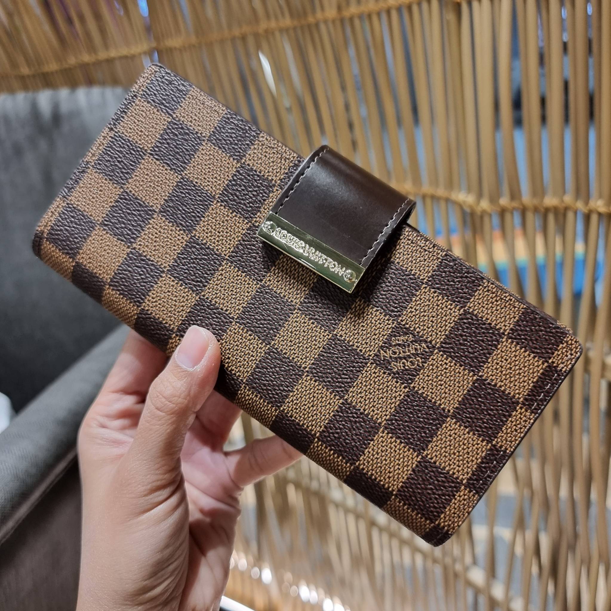 VIP 】ได้เวลาเปลี่ยนกระเป๋าสตางค์รับทรัพย์กันแล้ว!! LV vip wallet กระเป๋าสตางค์พรีเมี่ยมกิ๊ฟ เป็นไอเท็มหายาก ที่สาวๆต้องว้าว!! ใบยาวขนาดกำลังเหมาะมือ ถือแล้วขับผิวทุกสี วัสดุหนังแคนวาส ทนทาน เปิด-ปิดด้วยกระดุม ภายในมีช่องใส่บัตรเยอะมาก แบ่งสัดส่วนสวย ใส่ธน