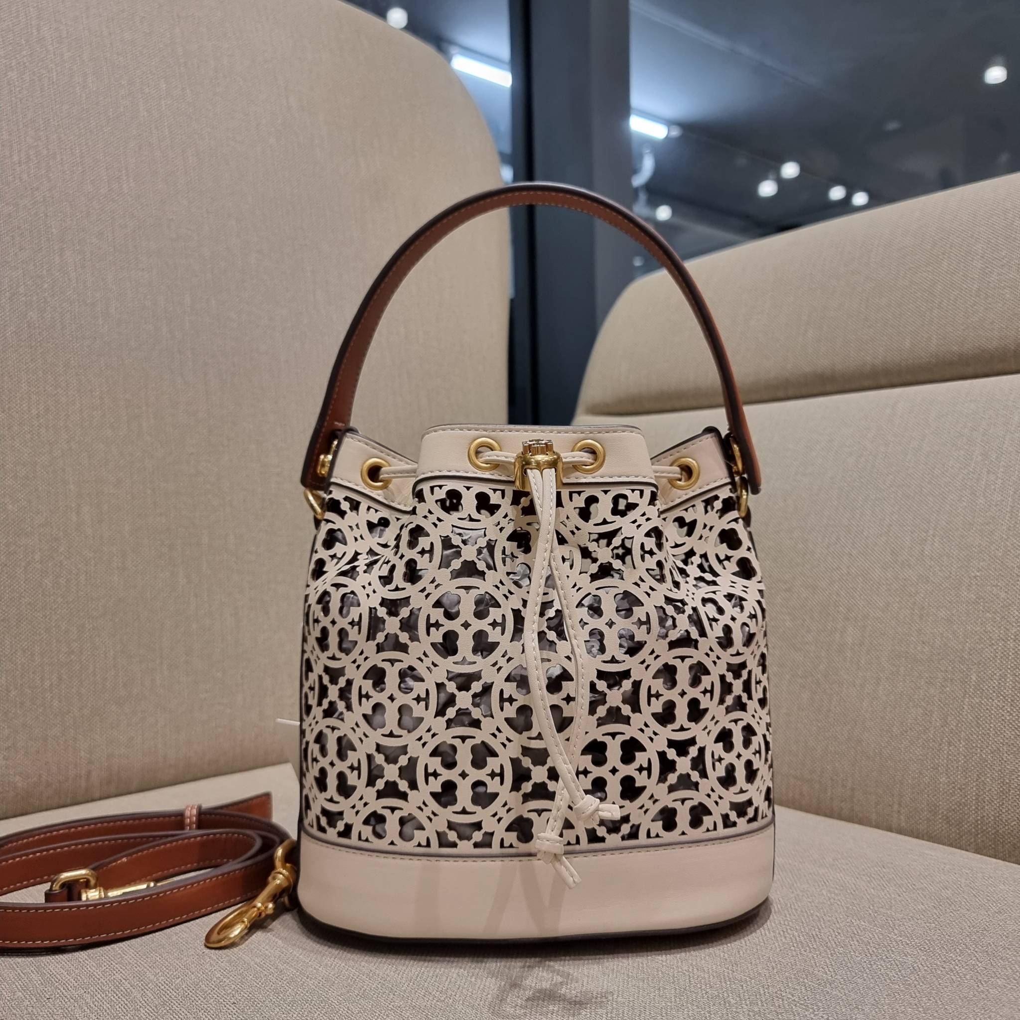 TORY BURCH T MONOGRAM LASER-CUT BUCKET BAG ใจบางที่สุดกับคอลเลคชั่นนี้ กับกระเป๋าสะพายทรงบัคเก็ต รุ่นชูโรงสุดฮิต ที่เพิ่มดีเทลความแพงด้วยการฉลุลวดลายโมโนแกรมรอบใบ ถักทอเป็นเส้นลายสานที่สวยงามมาก งานฝีมือจริงๆ วัสดุหนัง cowhide รูดเปิด-ปิดด้วยเส้นหนัง มาพร