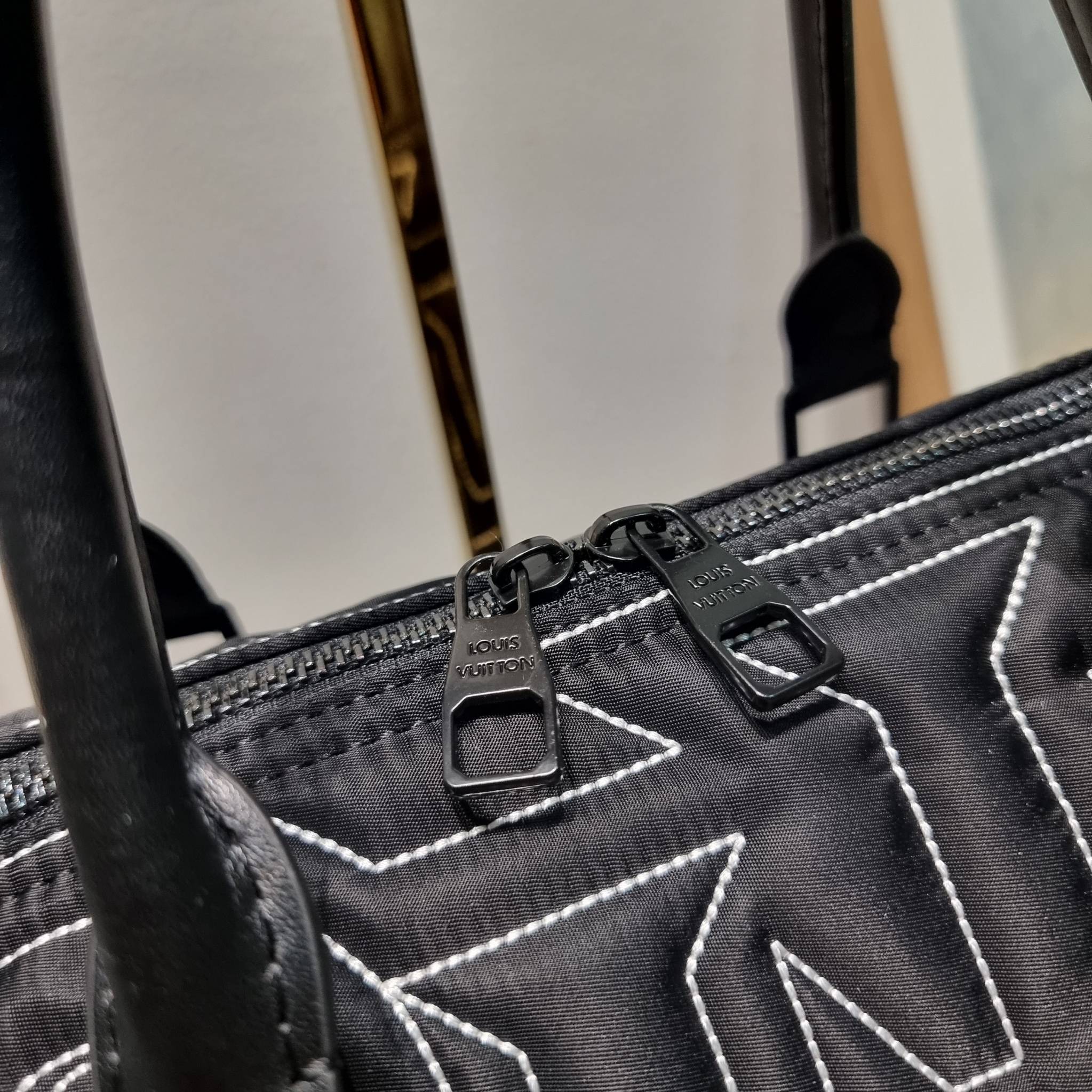 LV KEEPALL 50B SNOW BAG กระเป๋าเดินทางสุดคลาสสิค ประจำฤดูกาล Winter 2022 สไตล์สปอร์ต ทึ่ใครๆก็เฝ้ารอ ไอเท็มที่จะทำให้การเดินทางไม่ธรรมดาอีกต่อไป ด้วยดีเทลความเป็นเอกลักษณ์ เรียบแต่หรู ดีไซน์ลายปักความเป็นเอกลักษณ์ผสาน ลวดลายโมโนแกรมฟลาวเวอร์ ลงบนผ้าไนลอนร