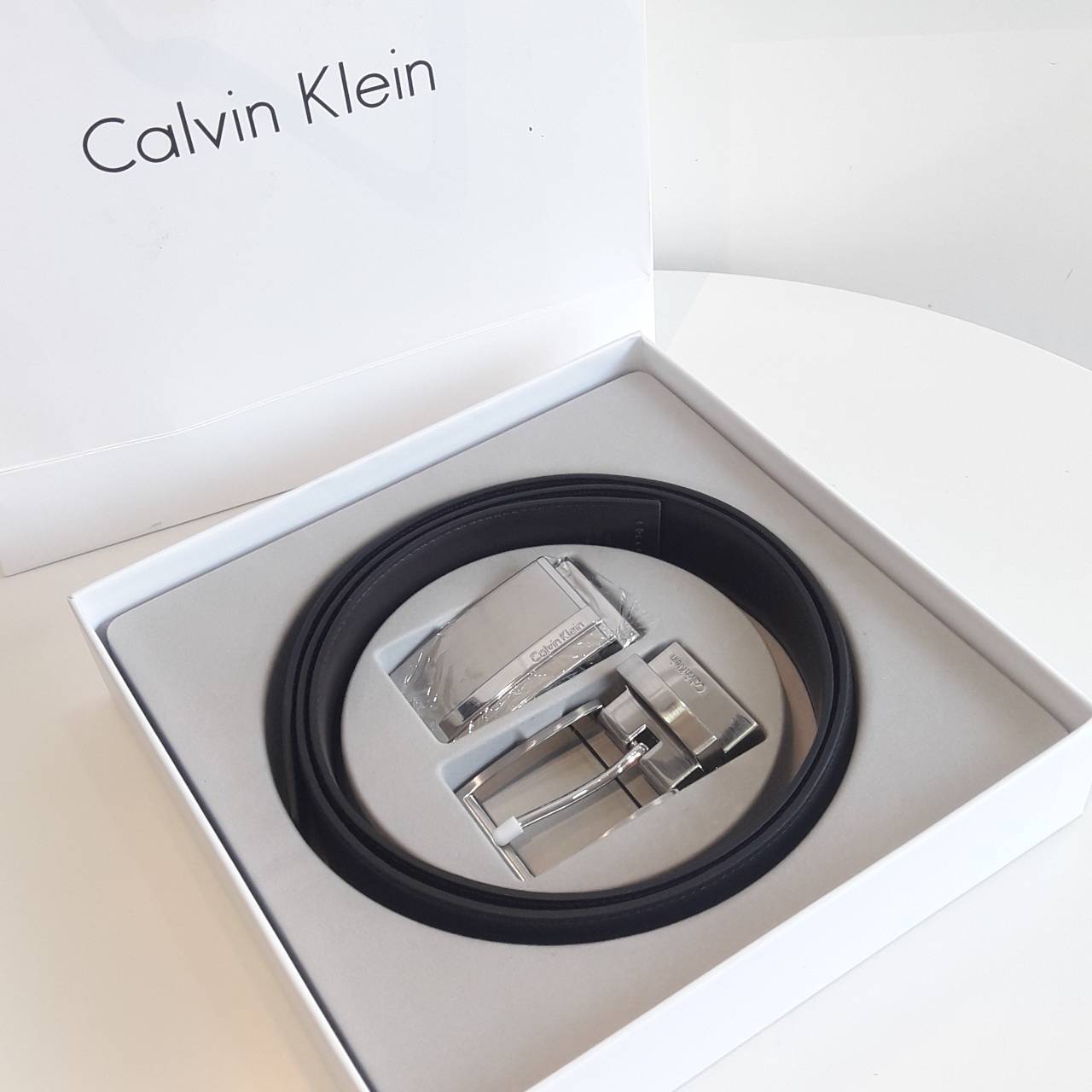 New item!! กับ Set สุดคุ้ม ที่ทางร้านสรรหามา แล้วคะกับเซ็ตเข็มขัดชาย CALVIN KLEIN MEN'S ACCESSORY วัสดุหนังแท้ 100% ด้านในมาพร้อมหัวเข็มขัด 2 แบบสองสไตล์ตามการแมชต์ได้หลายลุค สาวๆท่านไหนที่กำลังมองหาของขวัญสุดหรู ให้คุณผู้ชาย เซ็ตนี้ตอบโจทย์ความคุ้มค