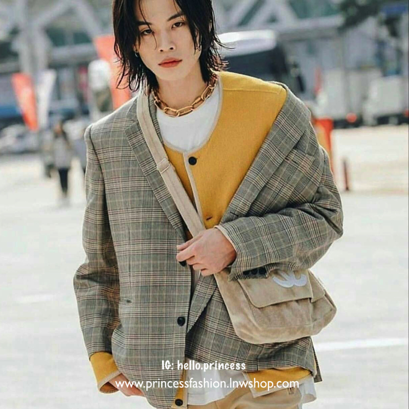 Chanel Beaute Crossbody Bag กระเป๋าถือหรือสะพายพรีเมี่ยมของเเท้จาก Chanel Cosmetic Counter VIP Gift รุ่นแนะนำวัสดุขนวูฟหนานุ่มตัดโลโก้แบรนด์หนังแก้วสวยโดดเด่น น้ำหนักเบา เปิดปิดด้วยฝาปิดกระดุมแม่เหล็ก ใบใหญ่กำลังดีใส่ ipad กระเป๋าสตางค์ใบยาว iphone เครื่อ