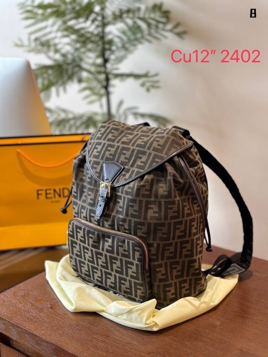 FENDI Zucca Monogram Backpack กระเป๋าเป้ FF ใบใหญ่จุของได้เยอะ นานๆจะมีมาในรูปแบบเป้ให้ครอบครองกันค่า! วันไหนๆ ในไทยหรือ ตปท.ใบเดียวจบ!! สินค้าแนะนำนาทีทองนี้ สามารถใข้ได้ทุกๆวัน ไม่ว่าจะในไทยหรือไป ตปท. ใบนี้เอาอยู่เลยค่า!!