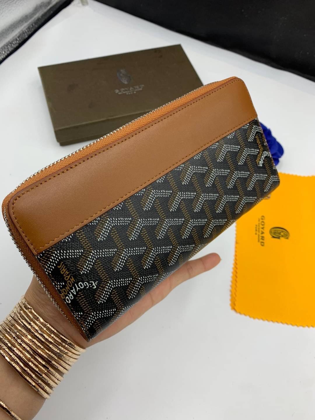 VIP GIFT 】GOYARD round zipper Matignon Long Wallet กระเป๋าสตางค์ซิปรอบใบยาว พร้อมส่ง 6 สี เหมาะกับการใช้งานทุกรูปแบบ นอกจากเพิ่มความมั่นใจแล้ว ยังทำให้ชีวิตของเราง่ายขึ้นอีกด้วย โดยการเปิดปิดแบบซิปรอบ สามารถใส่ธนบัตร เหรียญ บัตรต่างๆได้หลายใบเลยทีเดียว ขน