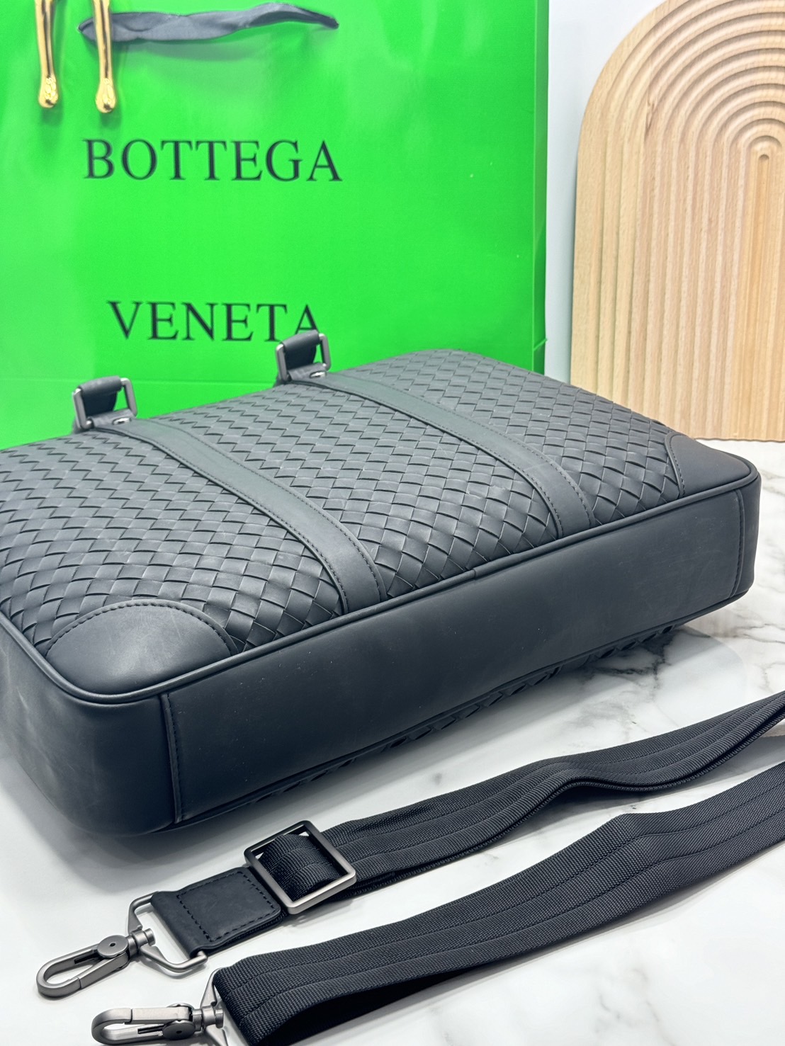 ORI หนังแท้ | Bottega Getaway Slim Intrecciato Leather Briefcase / Bottega Messenger Bag กระเป๋าใส่เอกสาร กระเป๋าทรงแมสเซ็นเจอร์ สวยเรียบหรูคลาสสิกเป็นเอกลักษณ์ โดดเด่นด้วยงานสานตาราง ดีไซน์เรียบง่าย แต่ดูแพง ไอเท็มสุดปัง!!