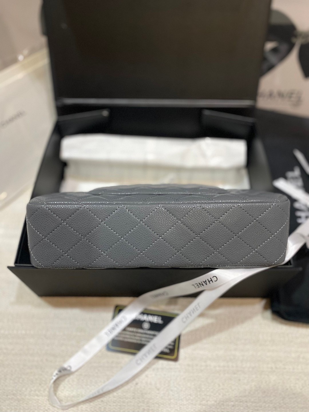 CHANEL Classic Medium Flap Bag กระเป๋าสะพายคลาสสิกรุ่นยอดนิยมตลอดกาล ดีไซน์เรียบหรูหราขับผิว งานหนังแท้สวยมาก มีอะไหล่เงินและทอง สุดยอดเดอะเบสท์ไอเท็ม