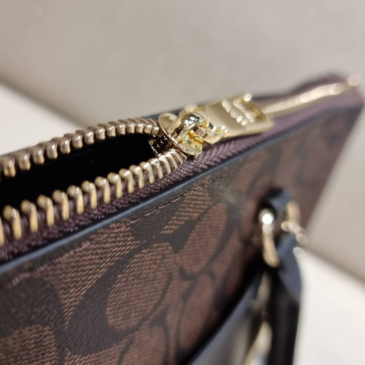 COACH F38089 MINI EMMA SATCHEL IN SIGNATURE CANVAS รุ่นหายาก รุ่นที่สาวๆตามหา จัดมาให้สมกับที่รอคอยกันไปเลยจ้า!! เป็นรุ่นที่ดีไซน์ออกมาให้ใช้งานง่าย สะดวก สวย หรู ดูดี!! กระเป๋าสะพายทรงสวย วัสดุหนังแคนวาสเคลือบลาย มาพร้อมสายสะพายข้างและหูจับในตัว ถอดออกถื