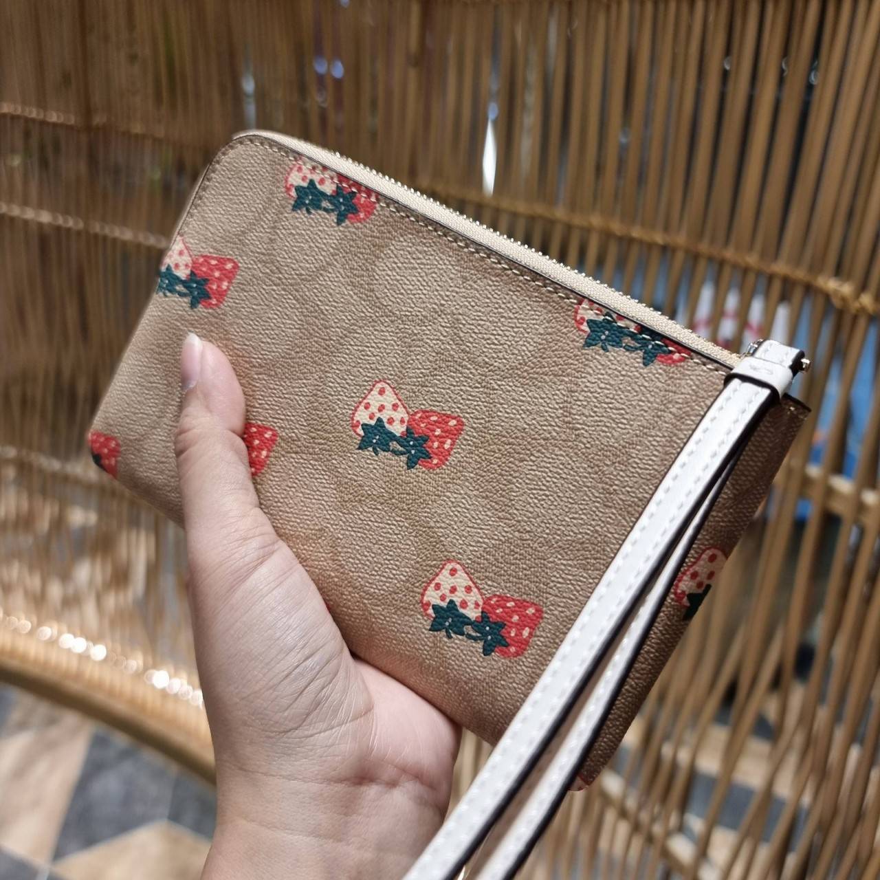 COACH 2972 CORNER ZIP WRISTLET IN SIGNATURE CANVAS WITH BUTTERFLY PRINT มาแล้วจ้า ไอเท็มสุดปัง!! ฮิตไม่เลิก!! พร้อมลวดลายสุดคิ้วท์ น่ารักน่าใช้ขึ้นไปอีก กระเป๋าคล้องมือ ขนาดเหมาะพกพา วัสดุหนังแคนวาส ภายในเป็นช่องโล่ง ใส่ธนบัตร หรือใส่บัตร ใส่เหรียญ ได้หมด