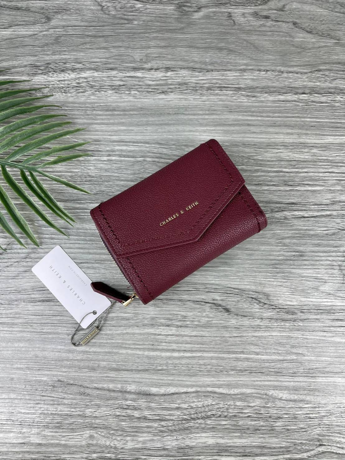 CHARLES & KEITH ENVELOPE SMALL WALLET กระเป๋าเงินใบกลาง วัสดุหนังพิมพ์ลายสีสวยน่ารัก ด้านหน้าปั๊มโลโก้แบรนด์ เปิดปิดด้วยกระดุมแม่เหล็ก