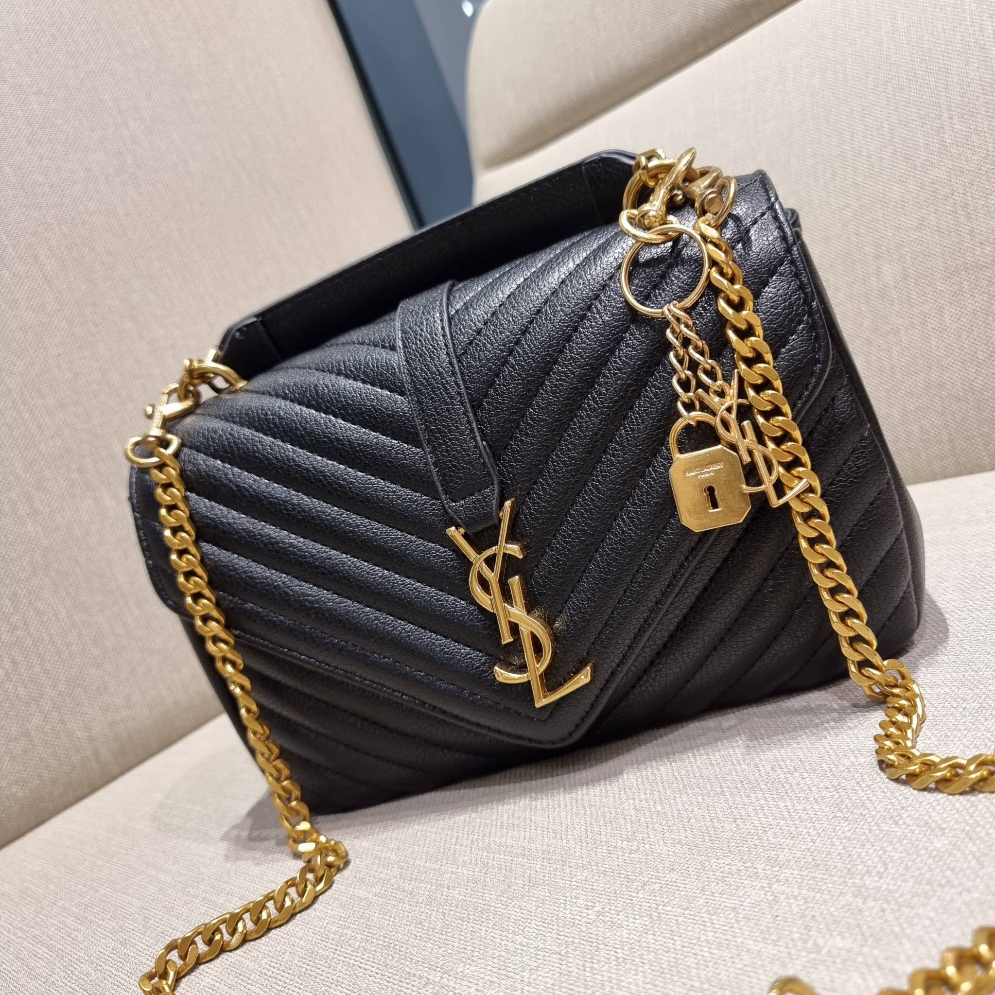 Yves Saint laurent crossbody boutique vip bag กระเป๋าสะพายไหล่ ดีไซน์ทรงสวยหรู พิเศษ แถมฟรี พวงกุญแจห้อยโลโก้ ดูแพงไปหมดจริงๆไอเท็มนี้ วัสดุหนังสังเคราะห์ลายคาร์เวีย เปิด-ปิดด้วยกระดุมแม่เหล็ก ภายในโล่งกว้าง แบ่งสัดส่วนไว้อย่างดี มาพร้อมหูจับในตัว และสายส
